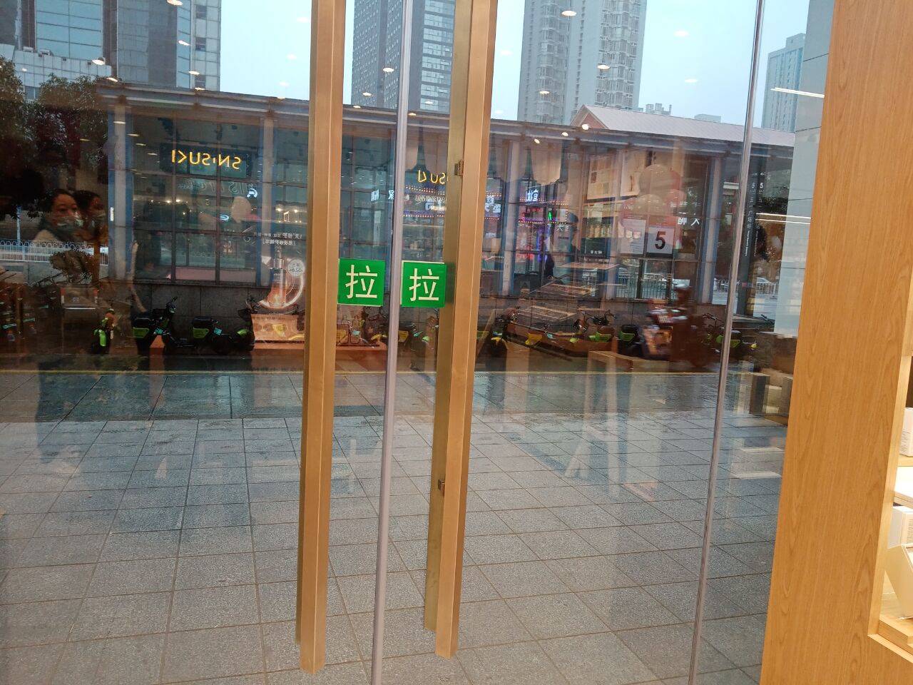 投诉长沙市新世纪百货及innisfree门店违规安装玻璃门