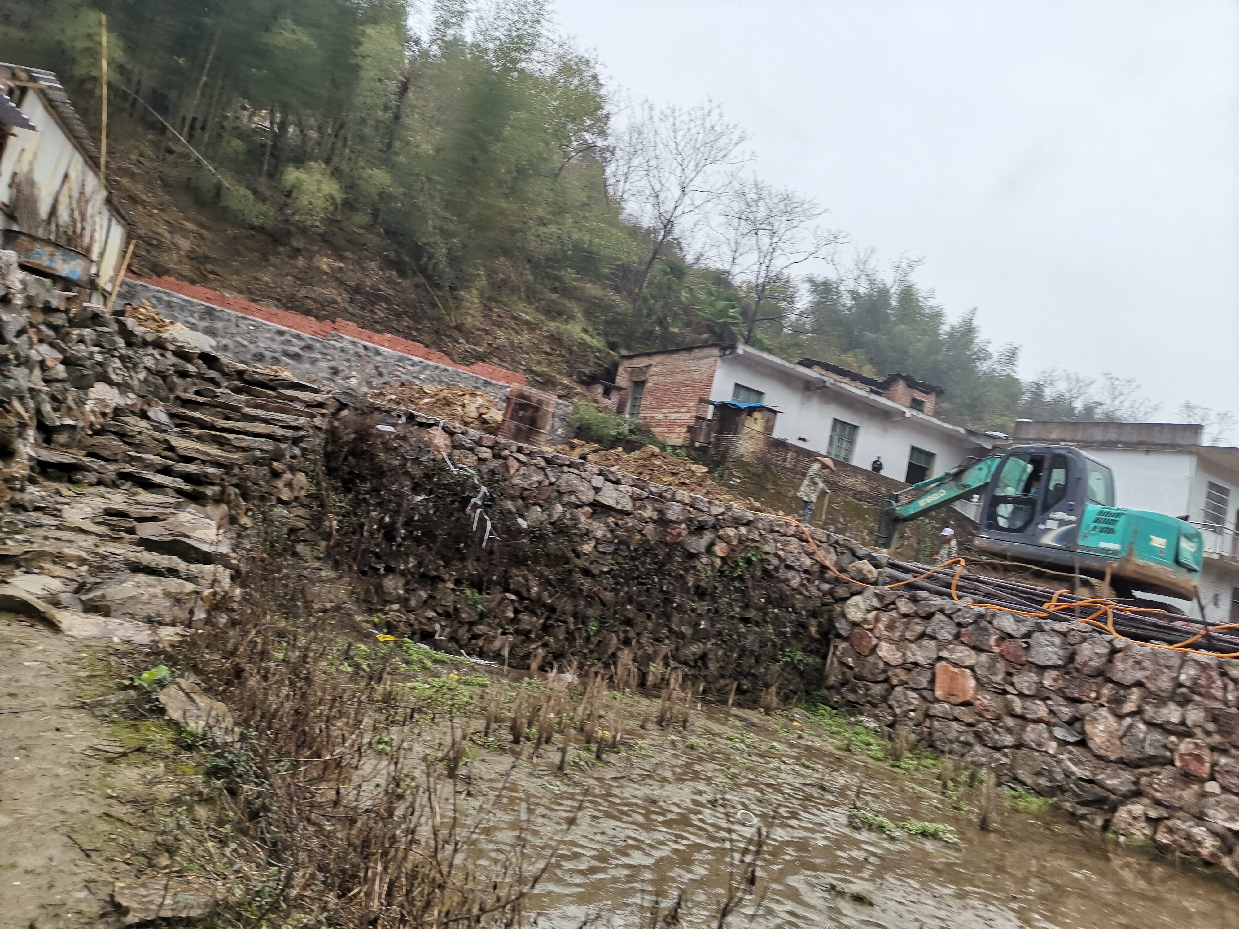 涟源市斗笠山镇斗笠山村有人违法圈田建房