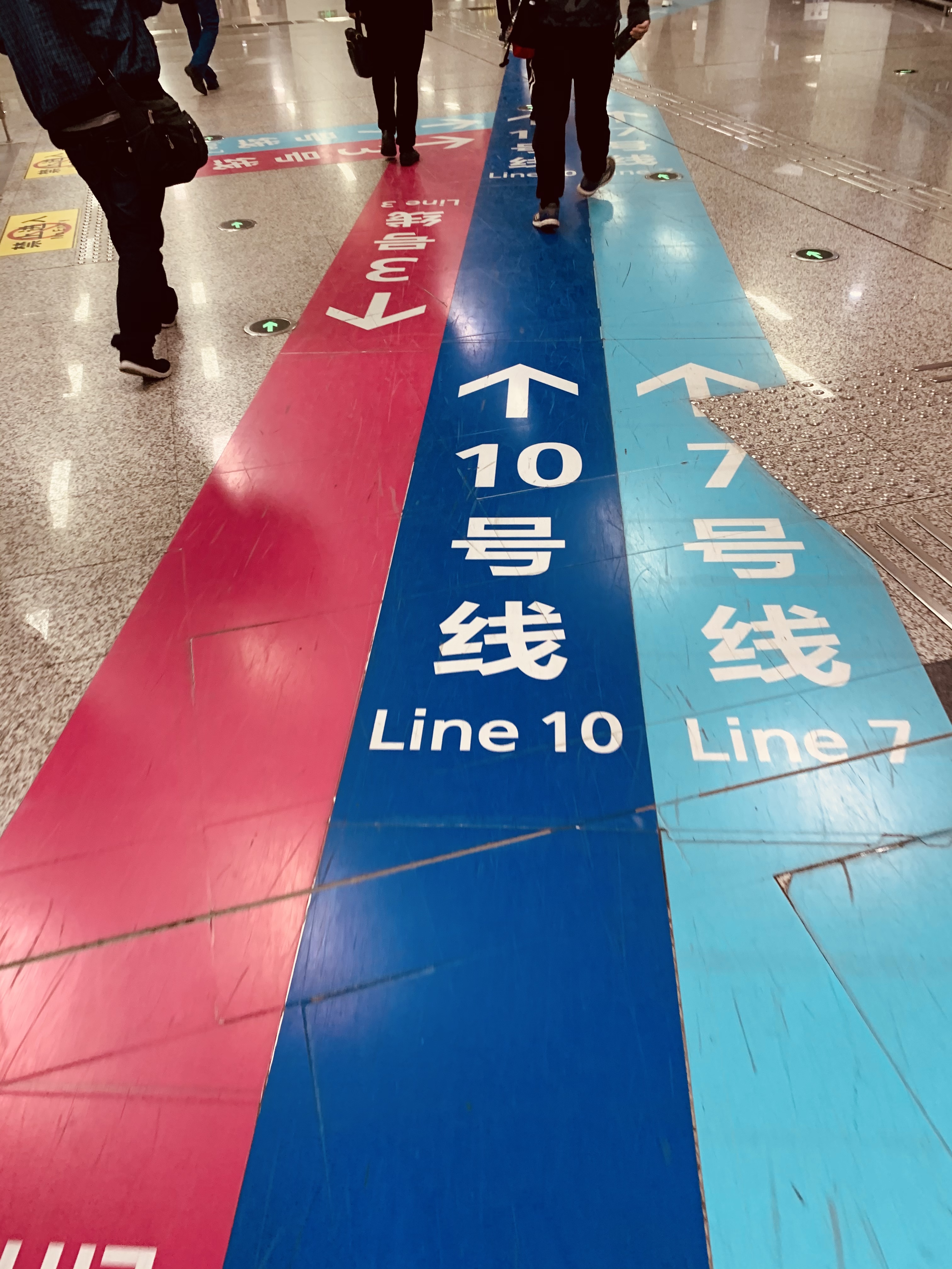 建议在芙蓉区五一广场地铁站张贴地面标识