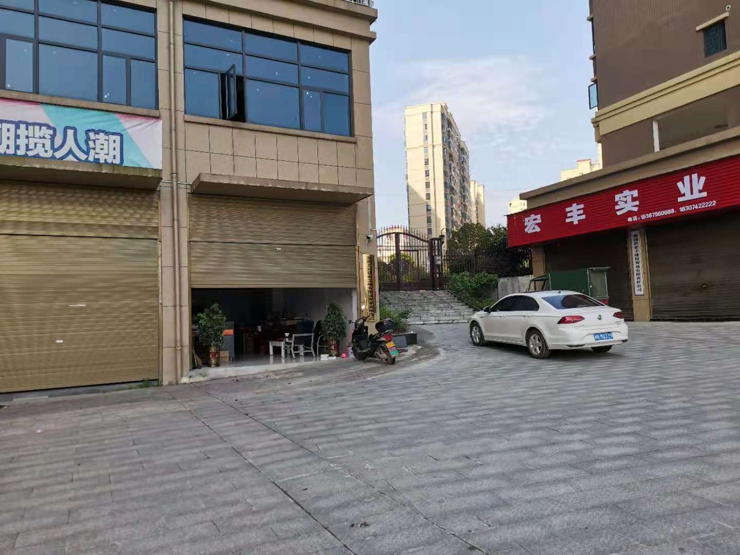 溆浦县滨江雅苑地库出入口被占