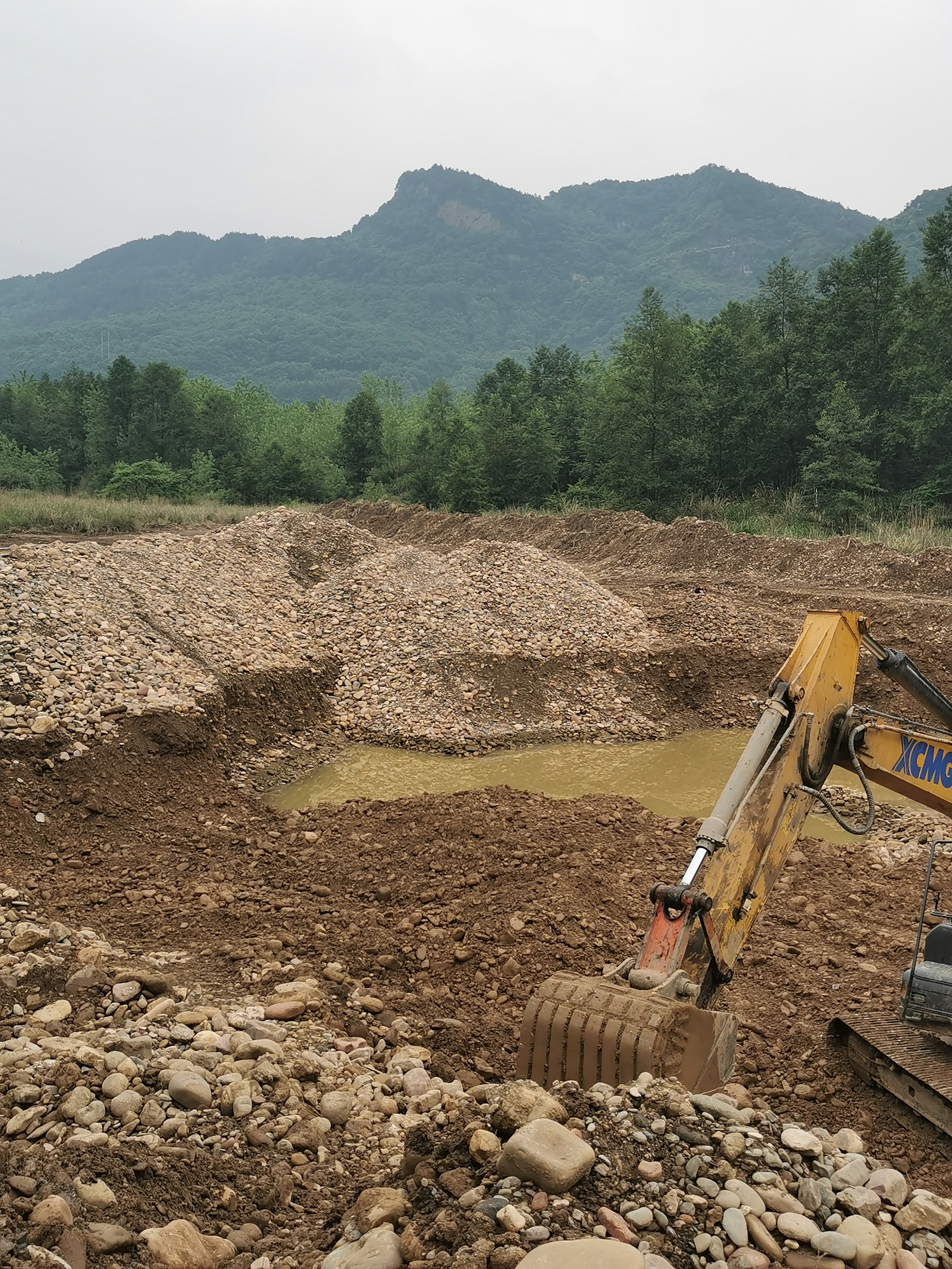 向四)的人在龙峰村随意盗卖国家资源到至今,为了书记自己的龙峰山庄