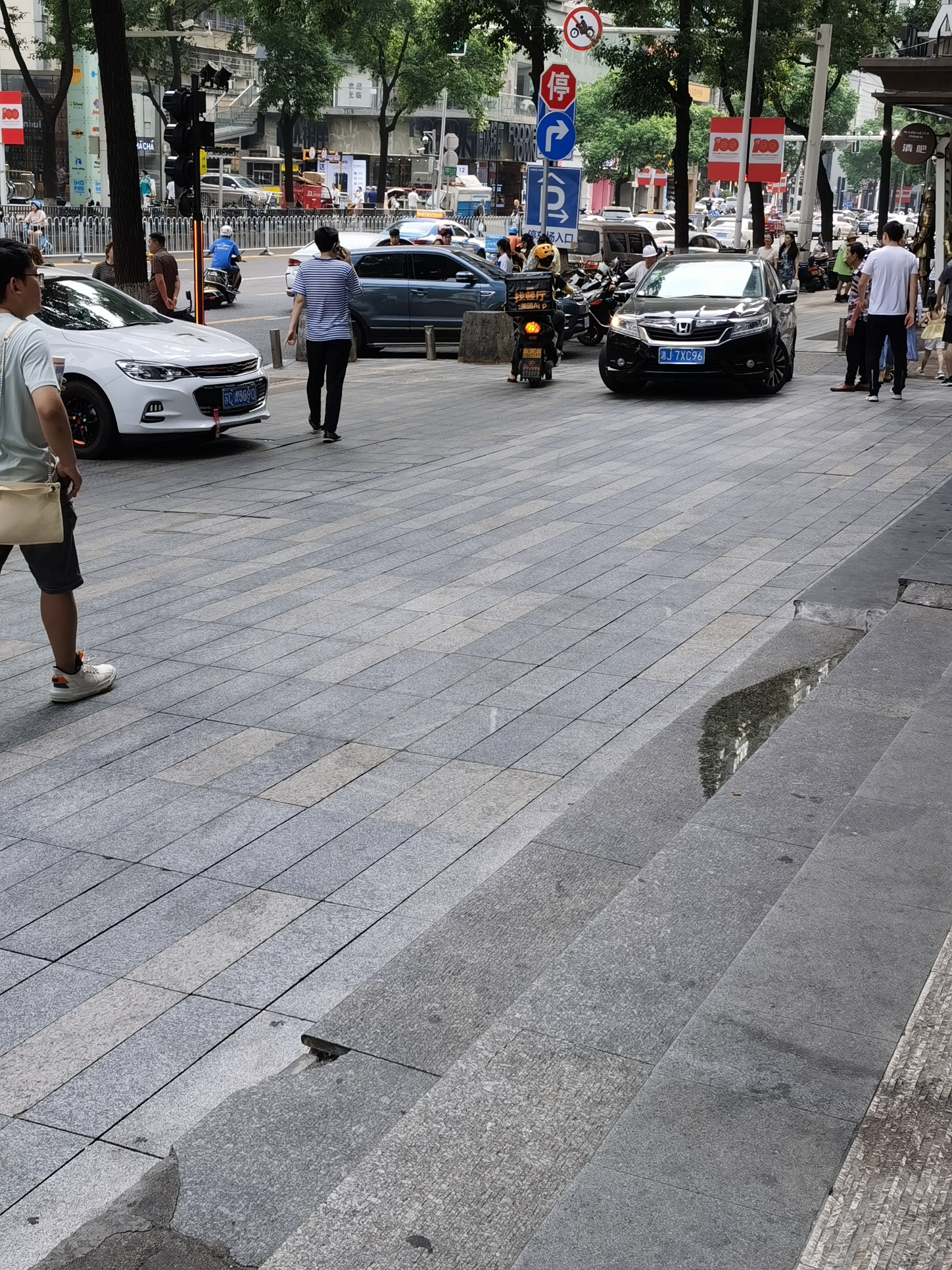 天心区解放西路人行通道违规停车收费,严重影响市民出行及安全
