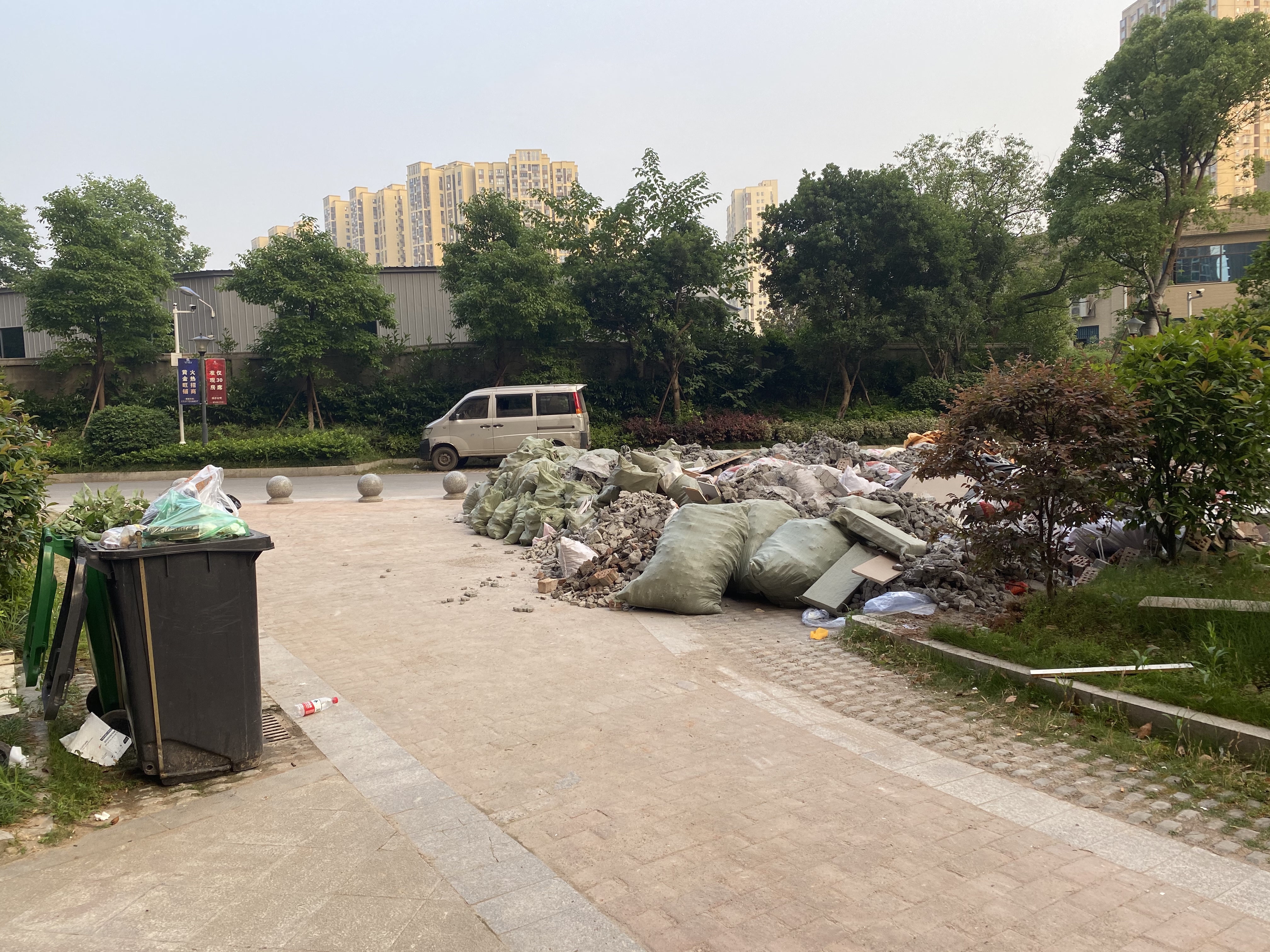 和谐;2,景环社区或相关部门未对本小区建筑垃圾堆放点进行合理规划