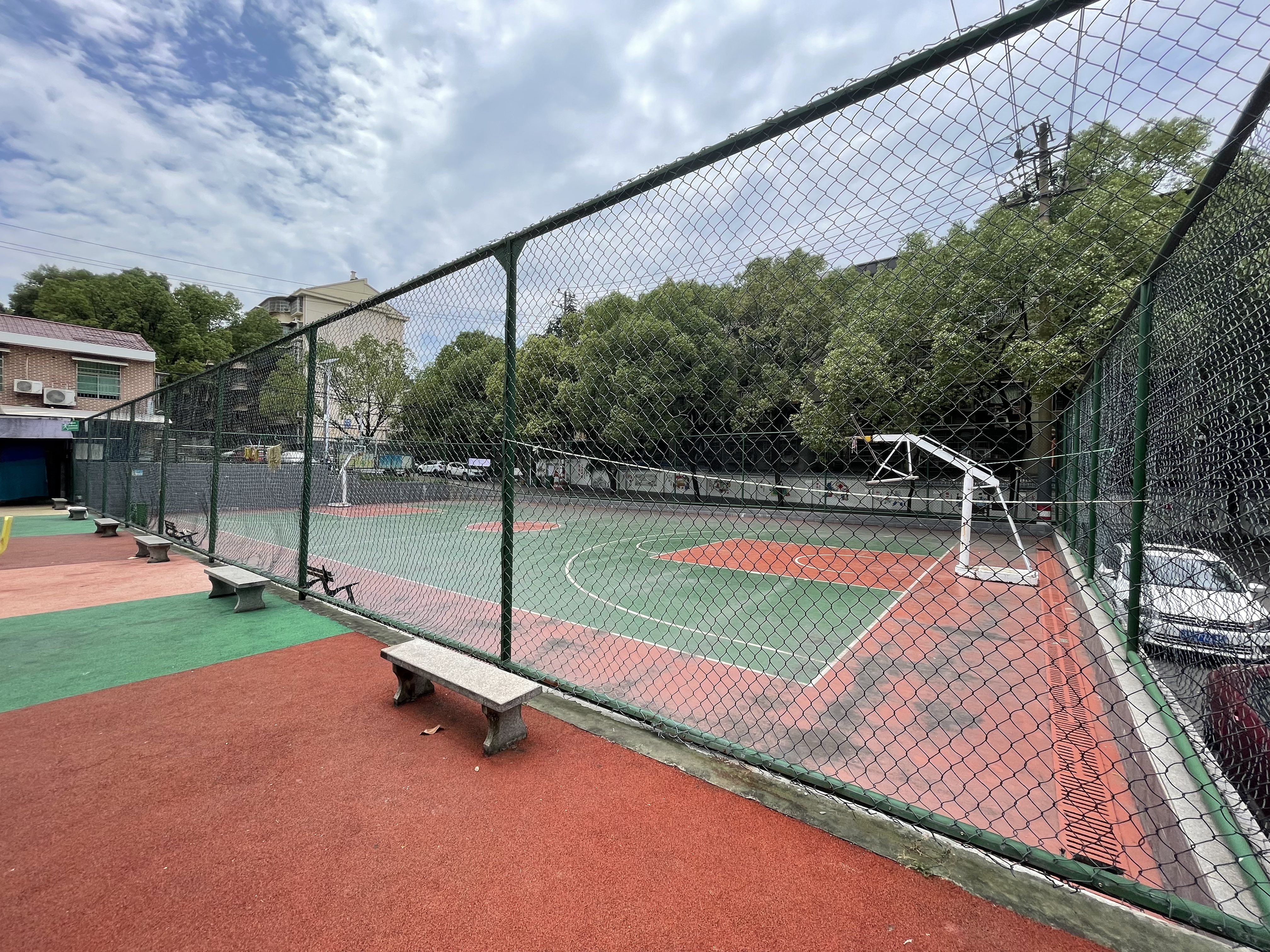 雨花区曲塘社区篮球场损坏一年了
