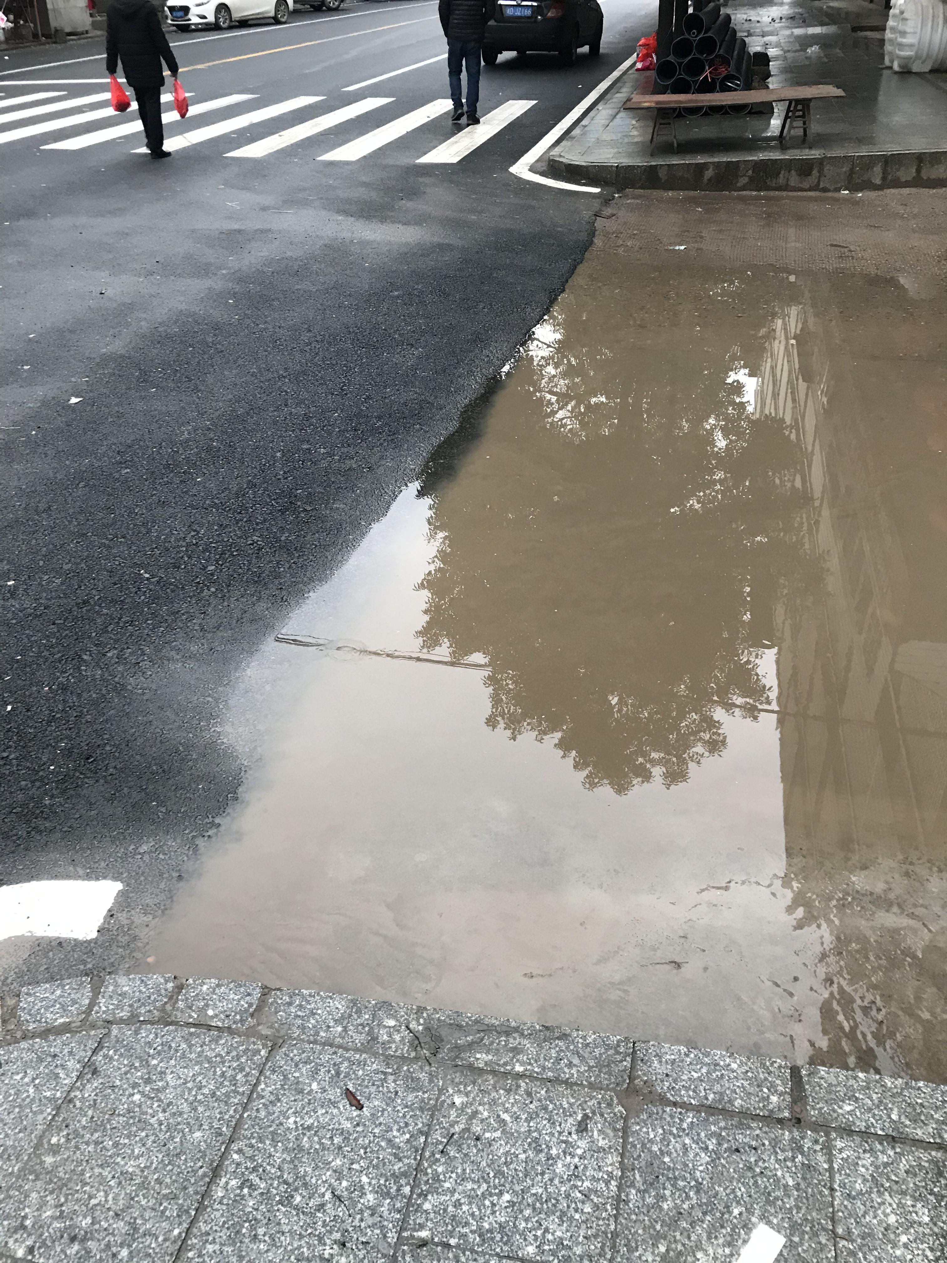 祁东县白地市镇公路加高致路面积水成塘