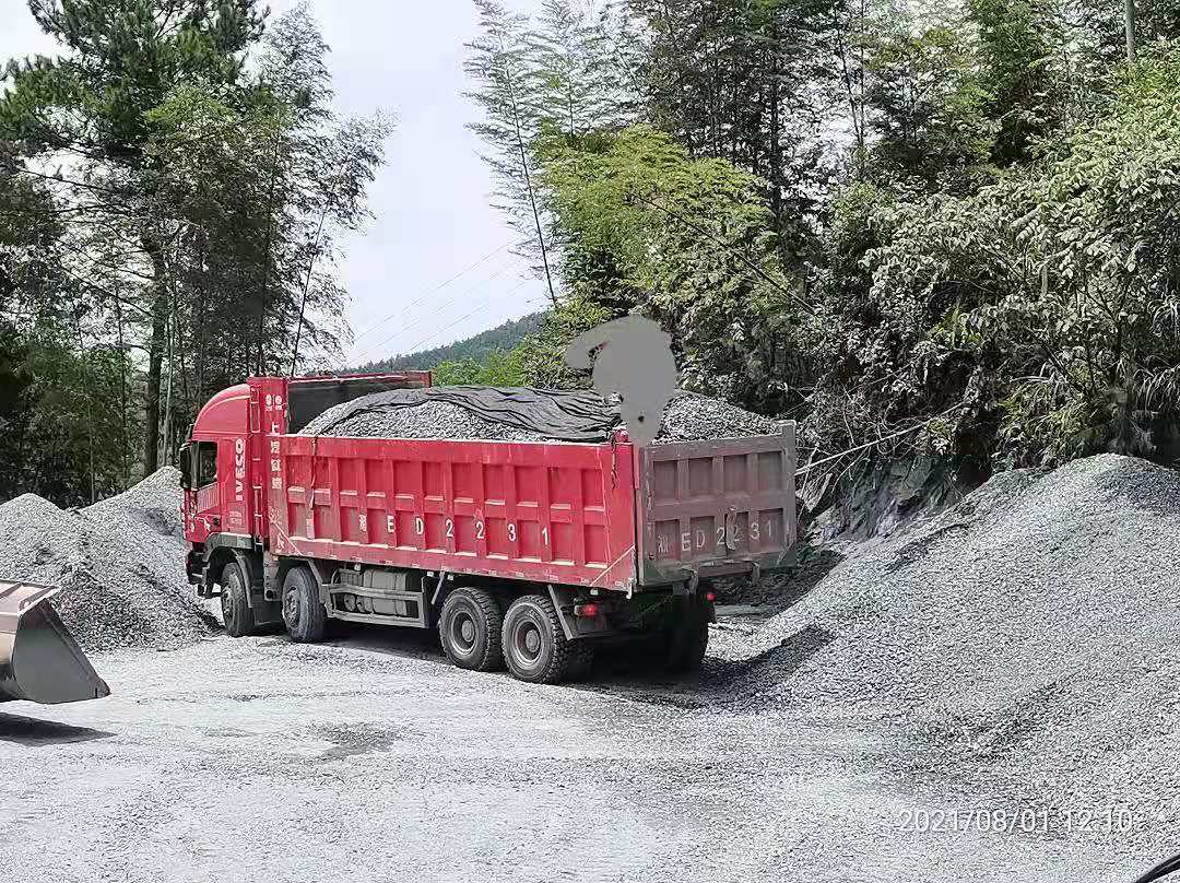 绥宁县长铺乡合力铁矿运沙车超载运输