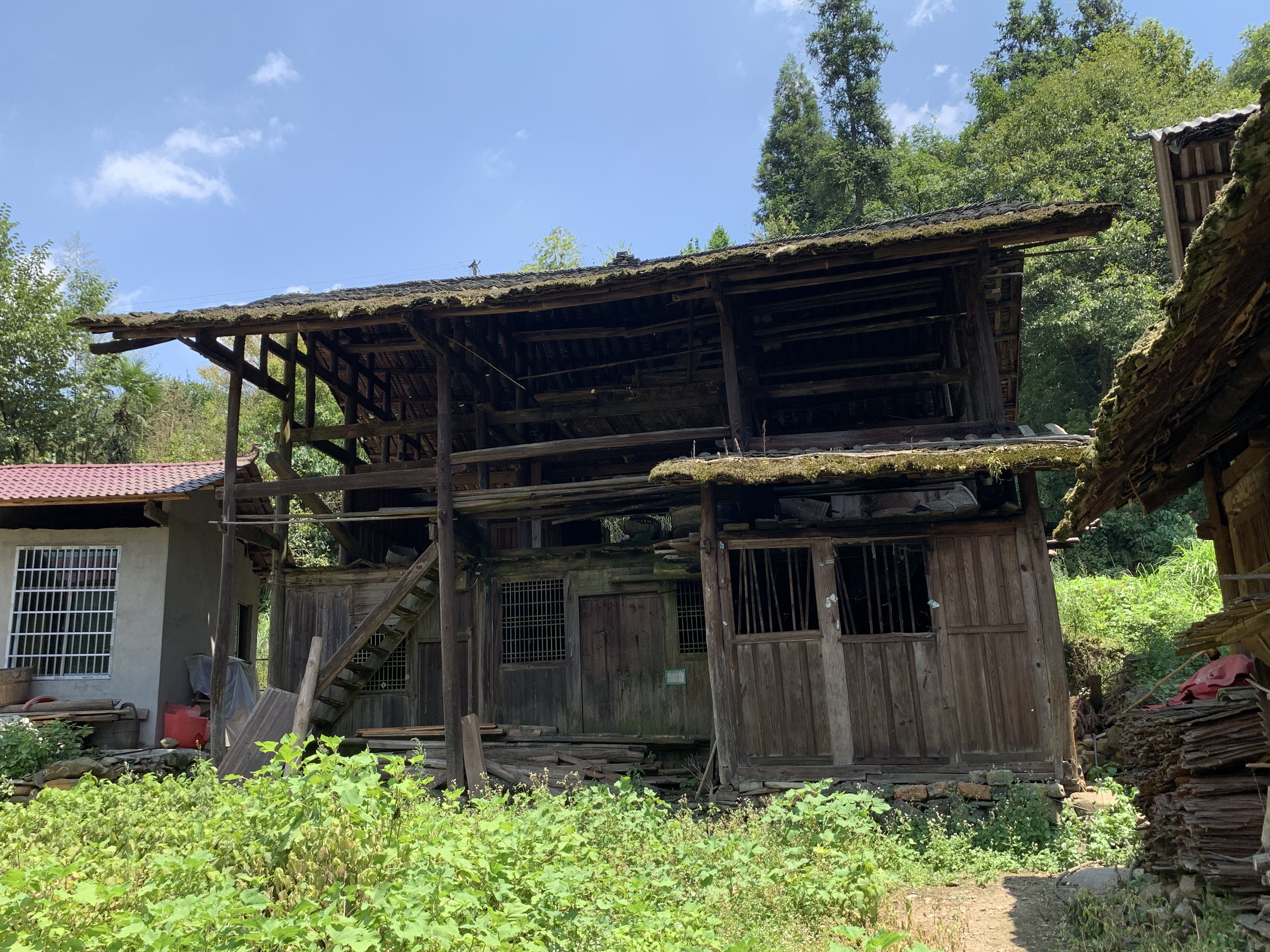 安化古楼乡赤水新村民长期占用公家出资修建的住房