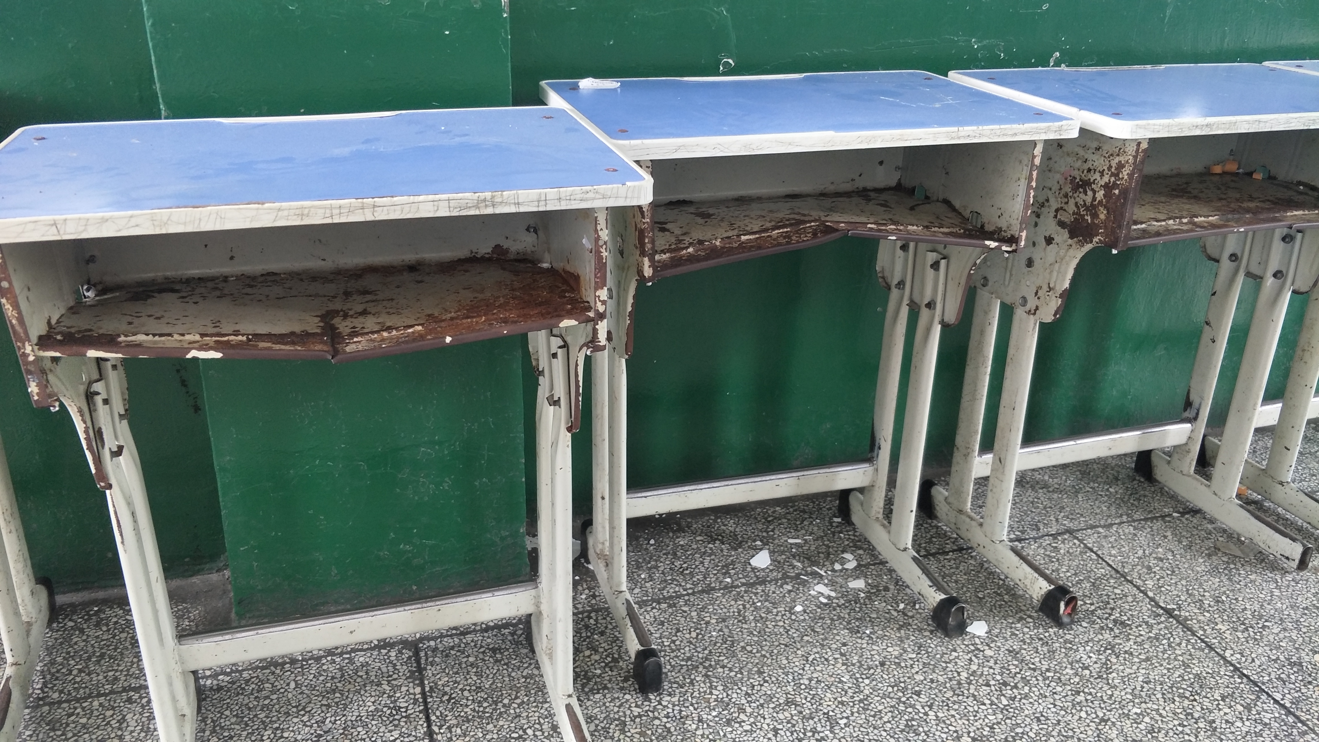 沅江市莲花塘学校课桌过于残破
