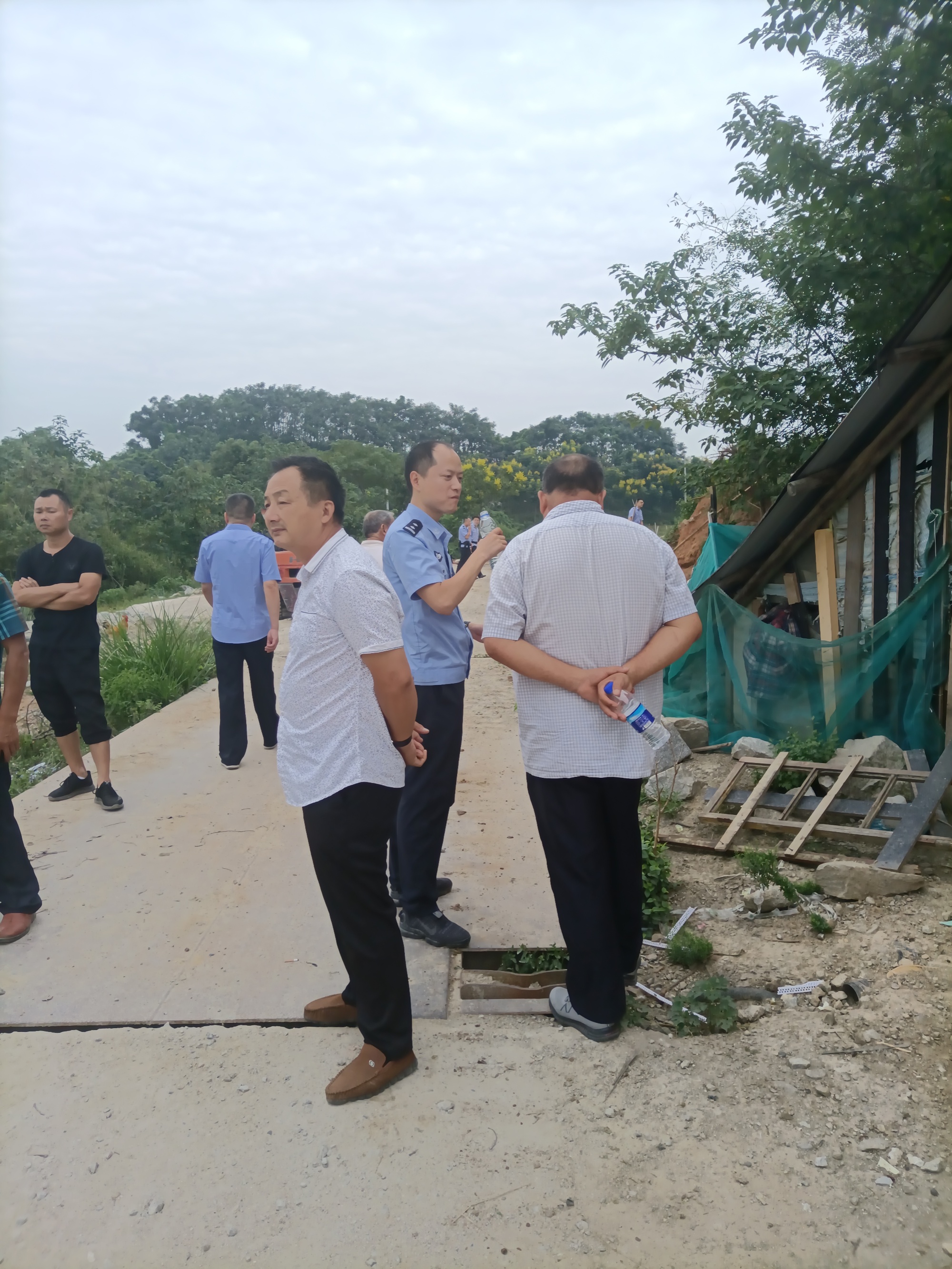 华容县章华镇村当地政府用挖机强行霸占石伏八组土地