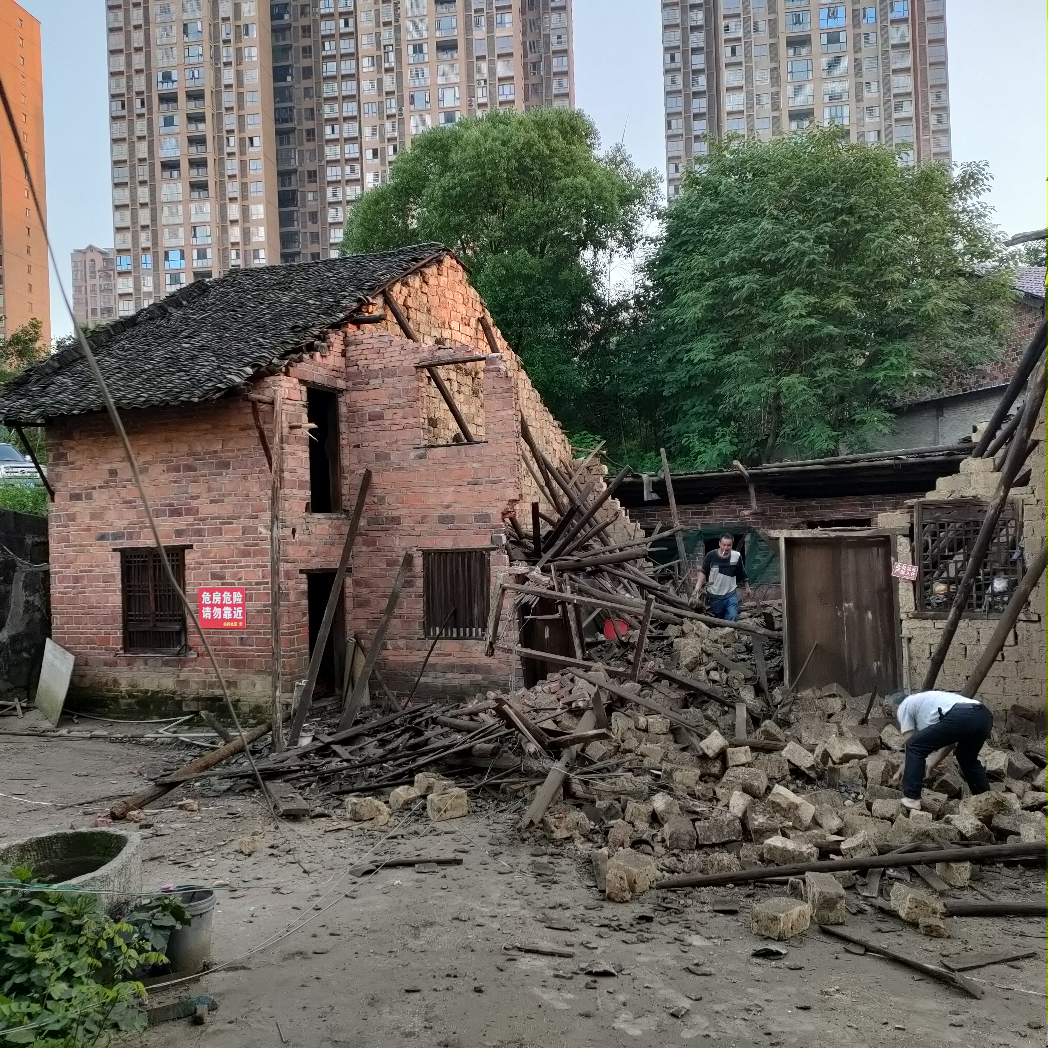 新邵县城规划内的危房已经倒塌,不拆迁也不允许重建