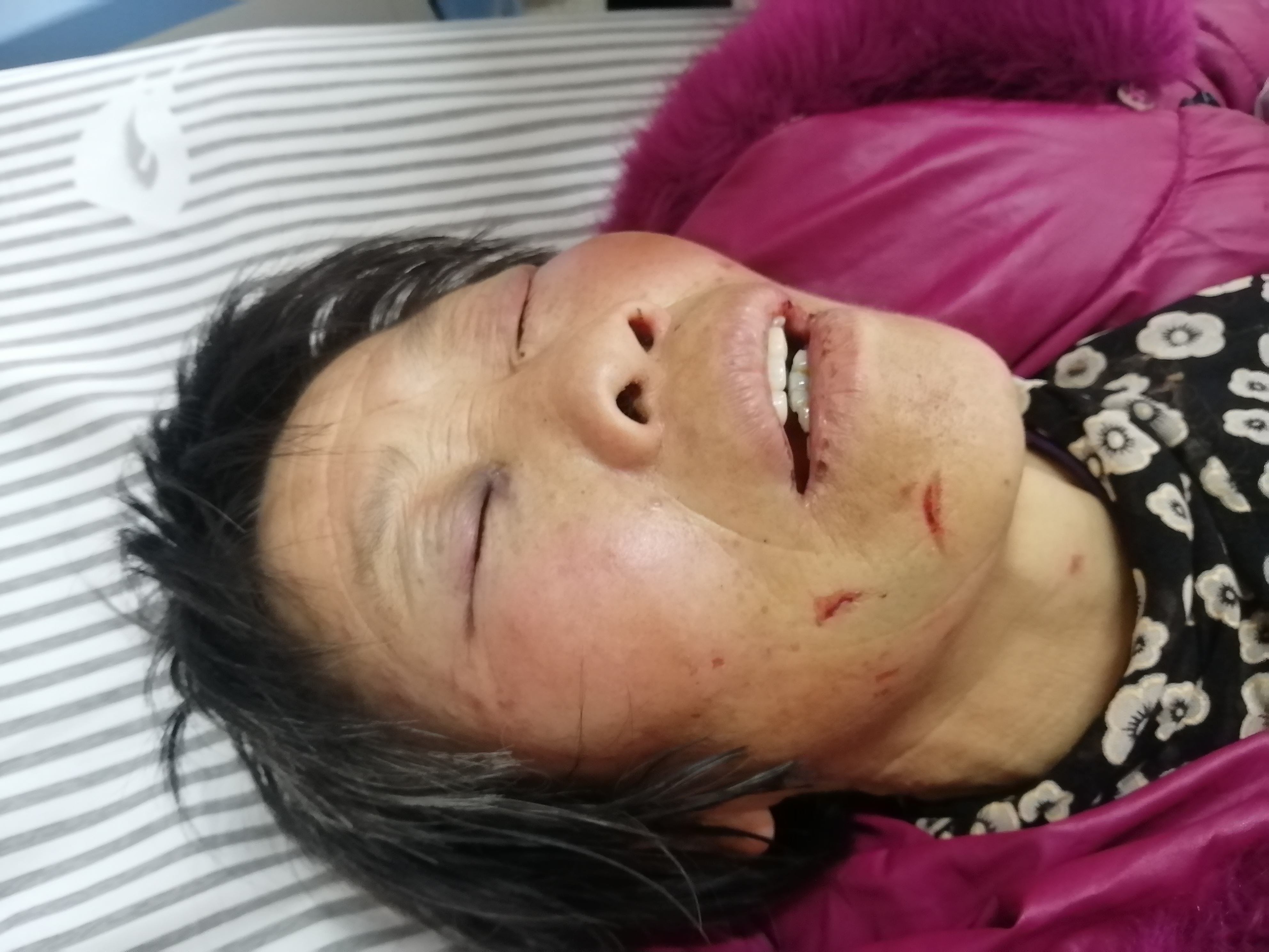 武冈市邓家铺镇兰田村刘某打砸房屋,殴打老人