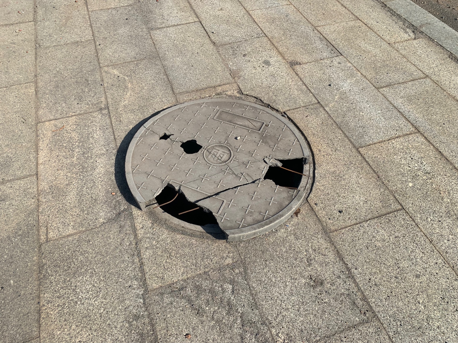 耒阳市工业大道这条路井盖破损缺失严重,存在安全隐患