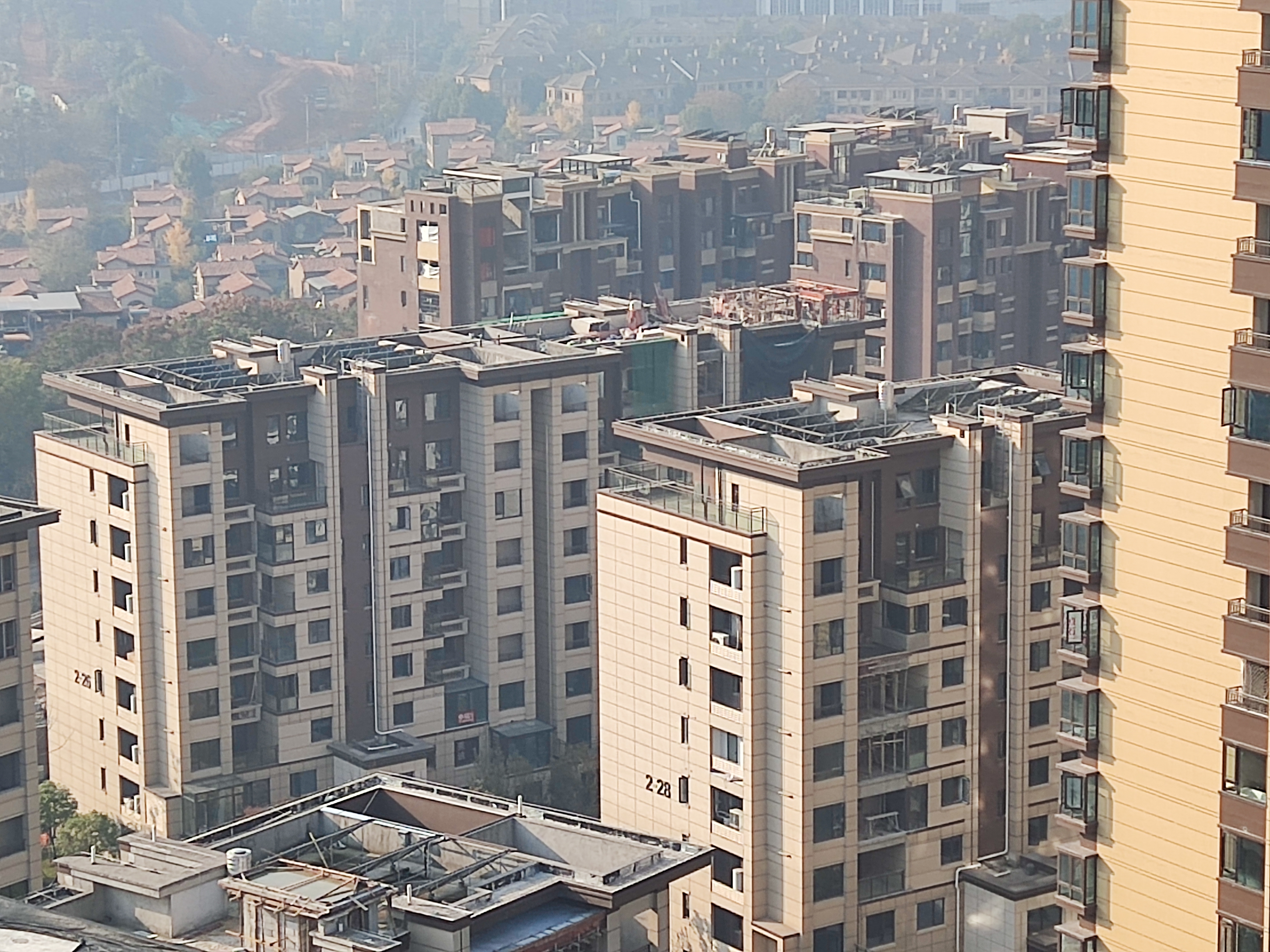 长沙市保利中航城顶楼违建越来越多