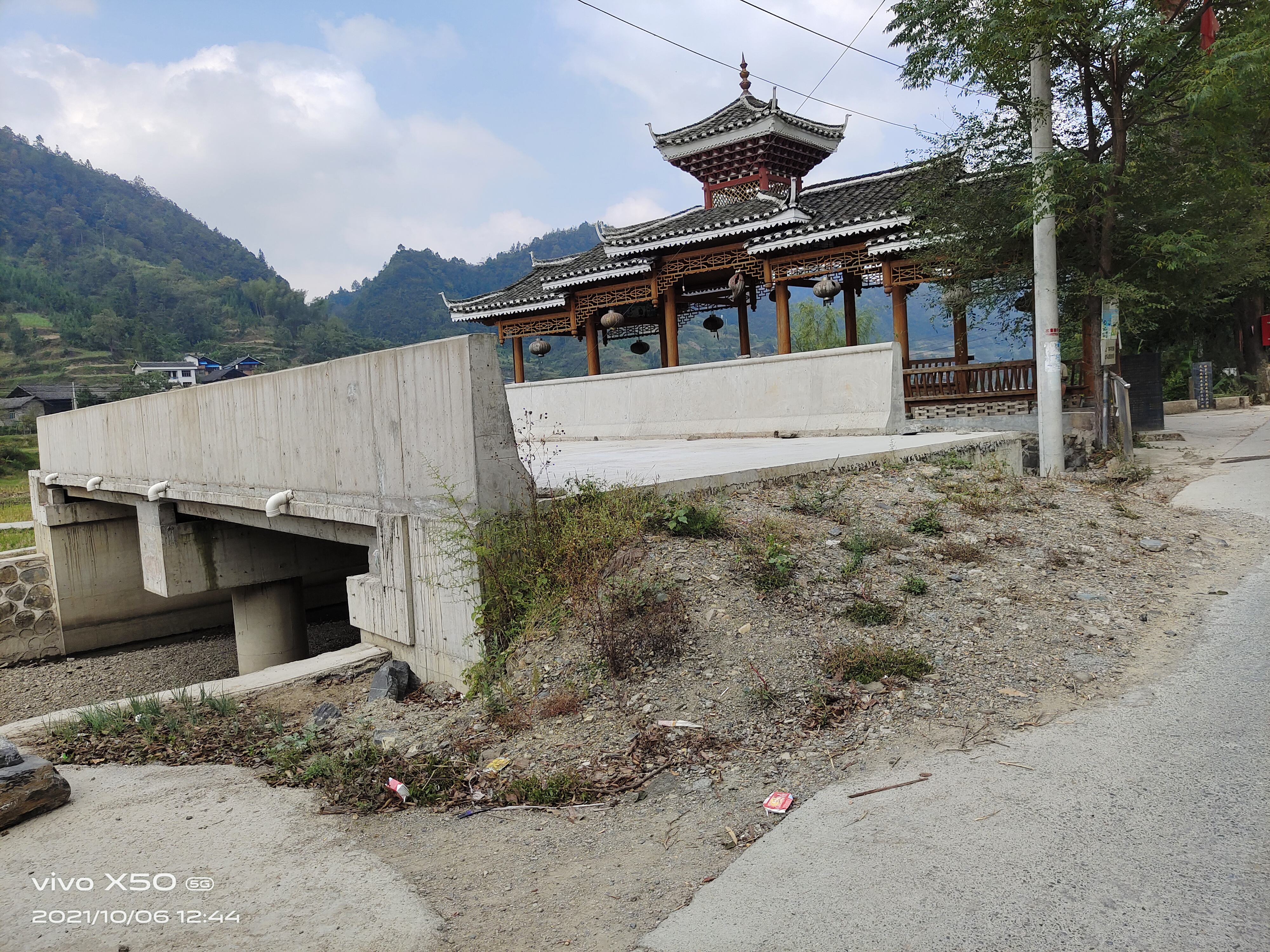 新晃凉伞镇台洞村八丰惠民通车桥成摆设