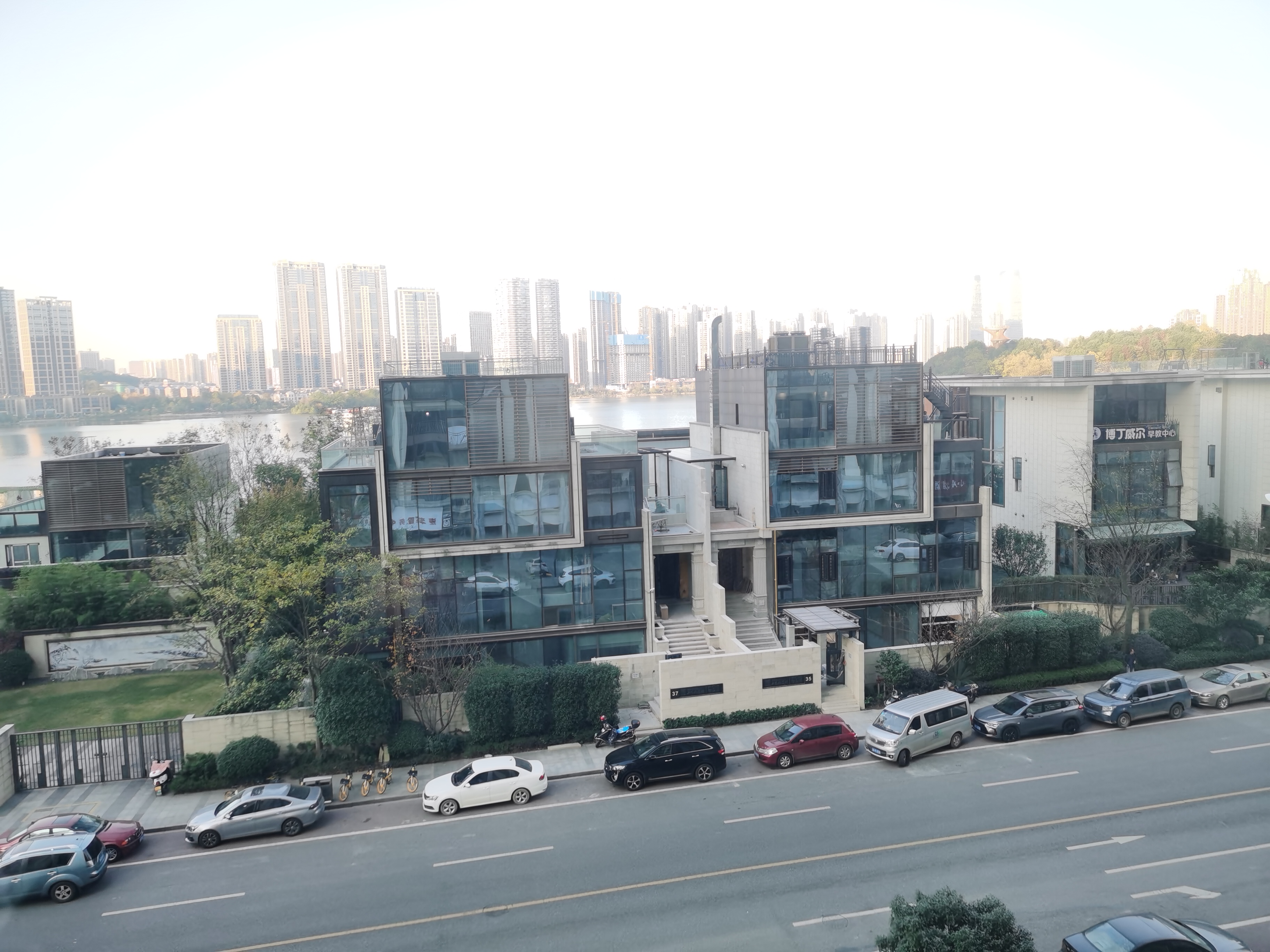 请长沙梅溪湖城管中队依法查处佳兆业云公馆违建问题