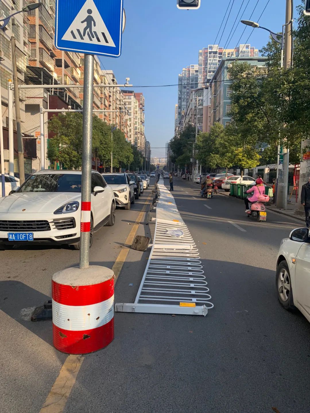 耒阳市五梅路五里牌十组附近路段马路中间的隔离护栏