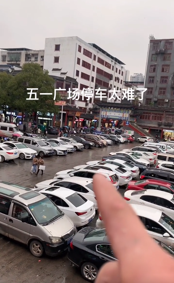 耒阳市五一广场停车太难了,一位难求