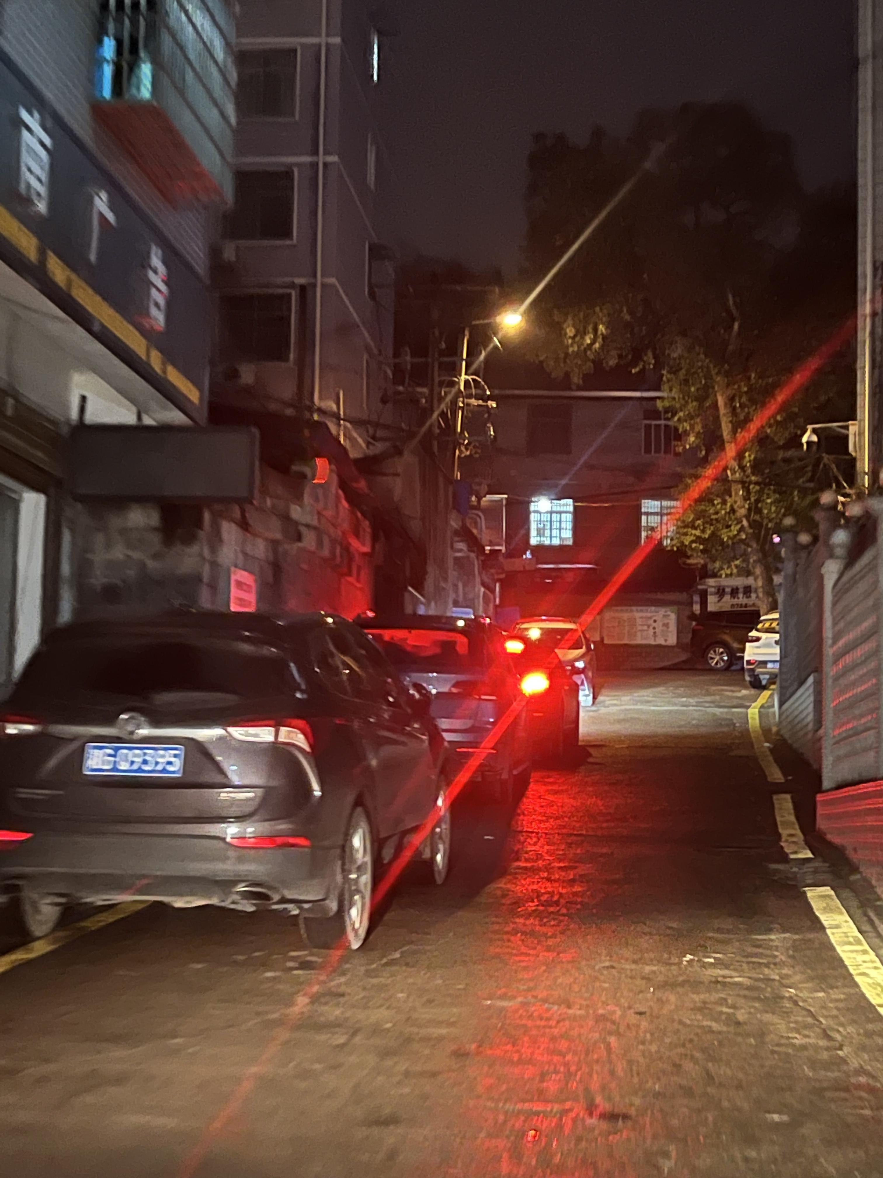 永定区子午路妇保巷内侵占消防通道,影响居民车辆出行