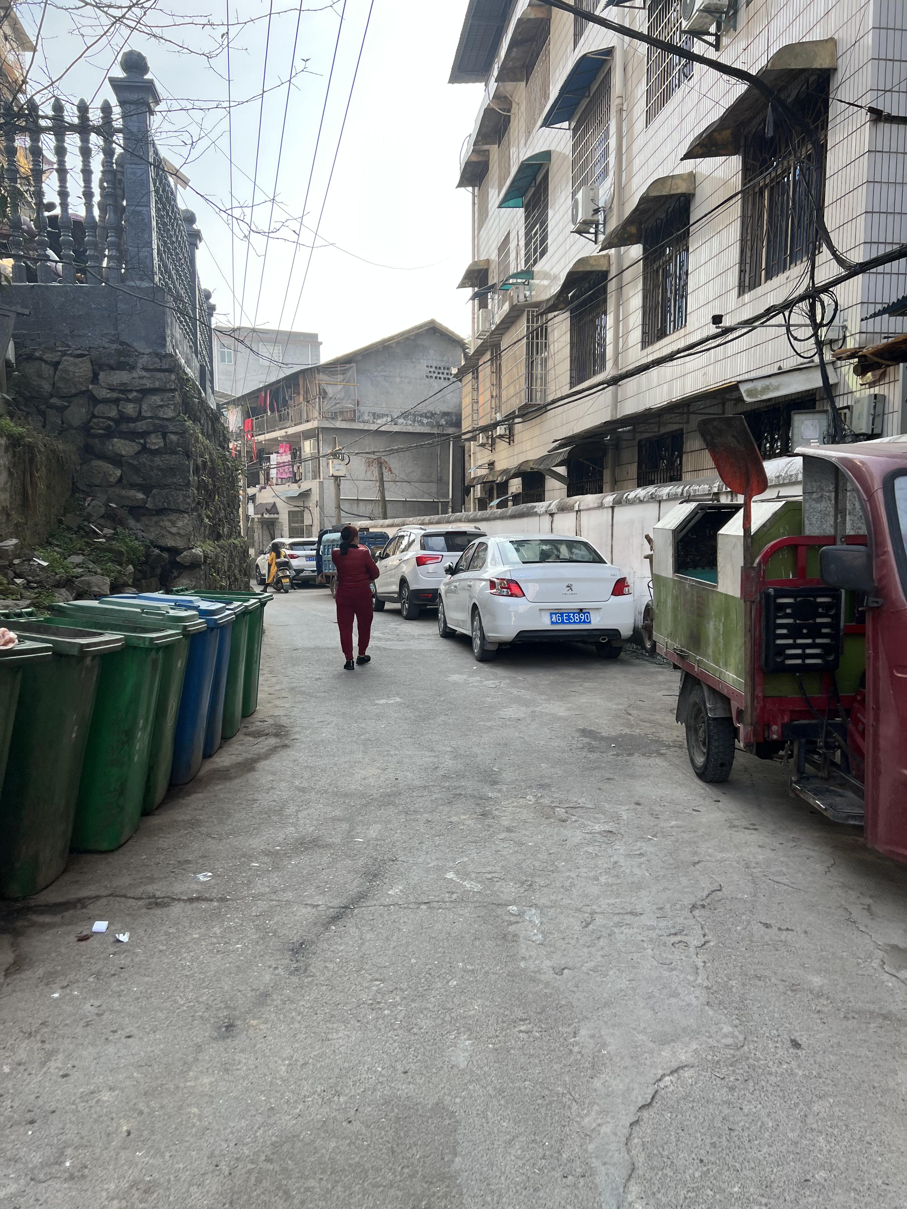 永定区子午路妇保巷内侵占消防通道,影响居民车辆出行