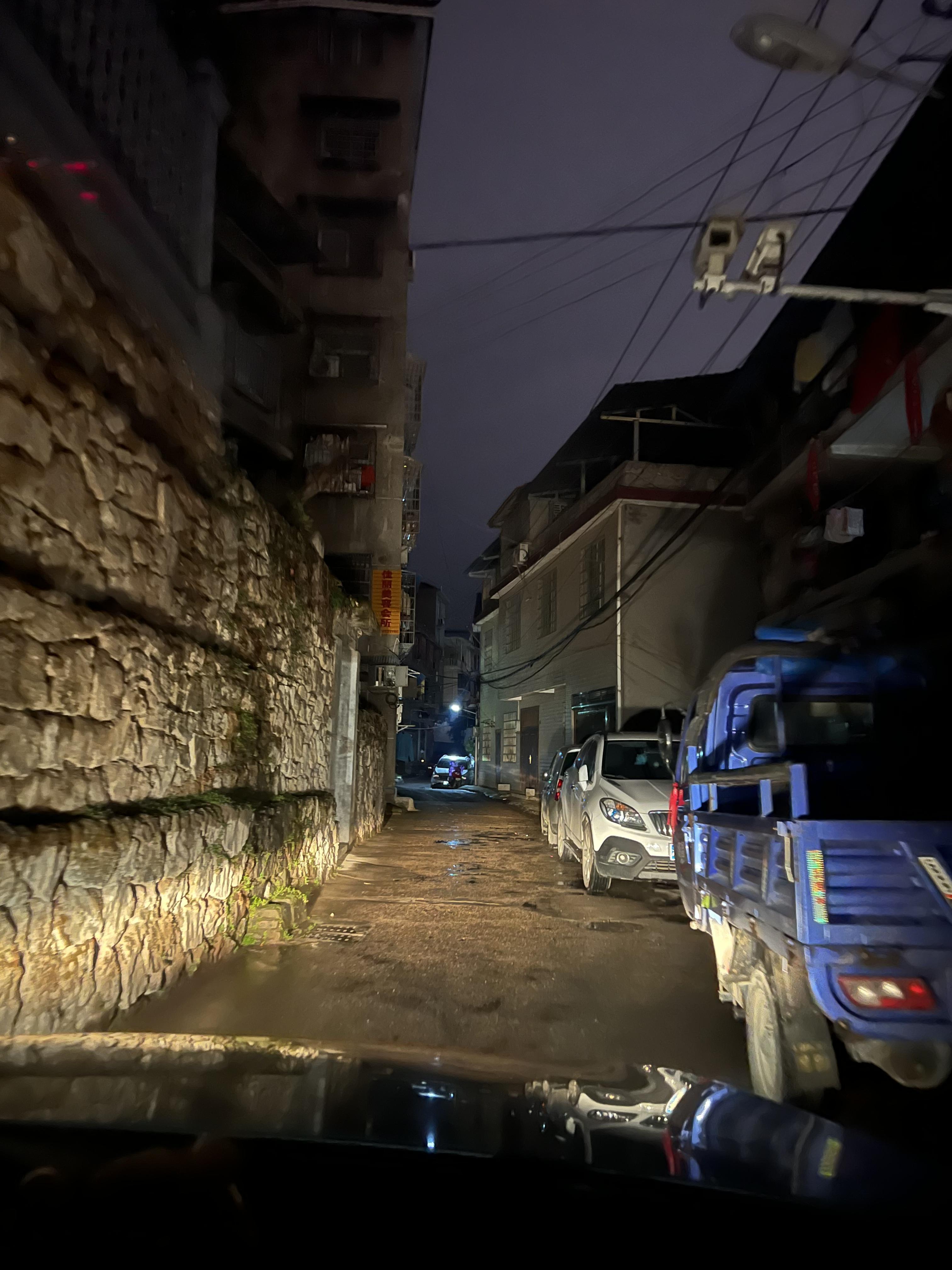 永定区子午路妇保巷内侵占消防通道,影响居民车辆出行