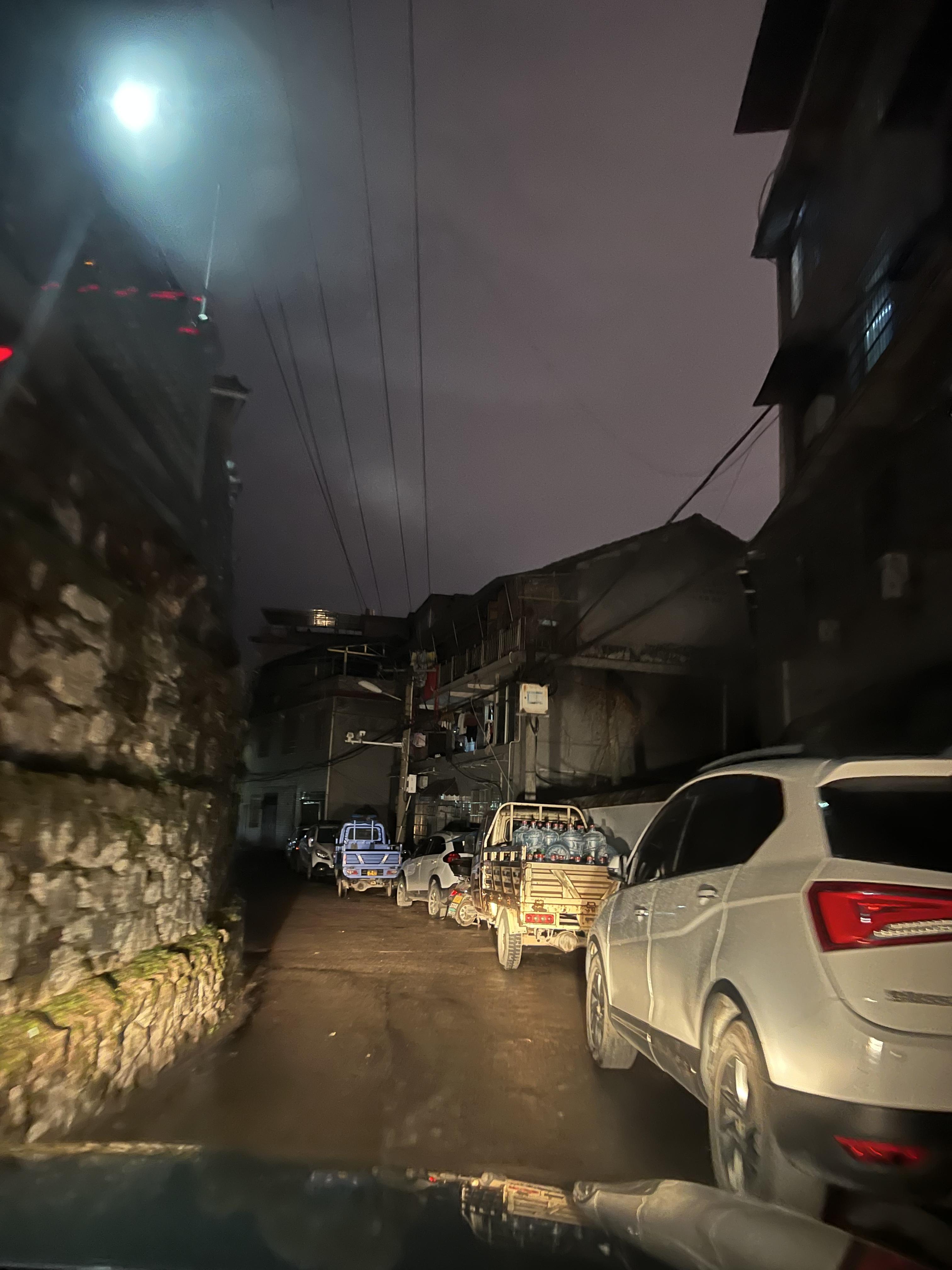 永定区子午路妇保巷内侵占消防通道,影响居民车辆出行