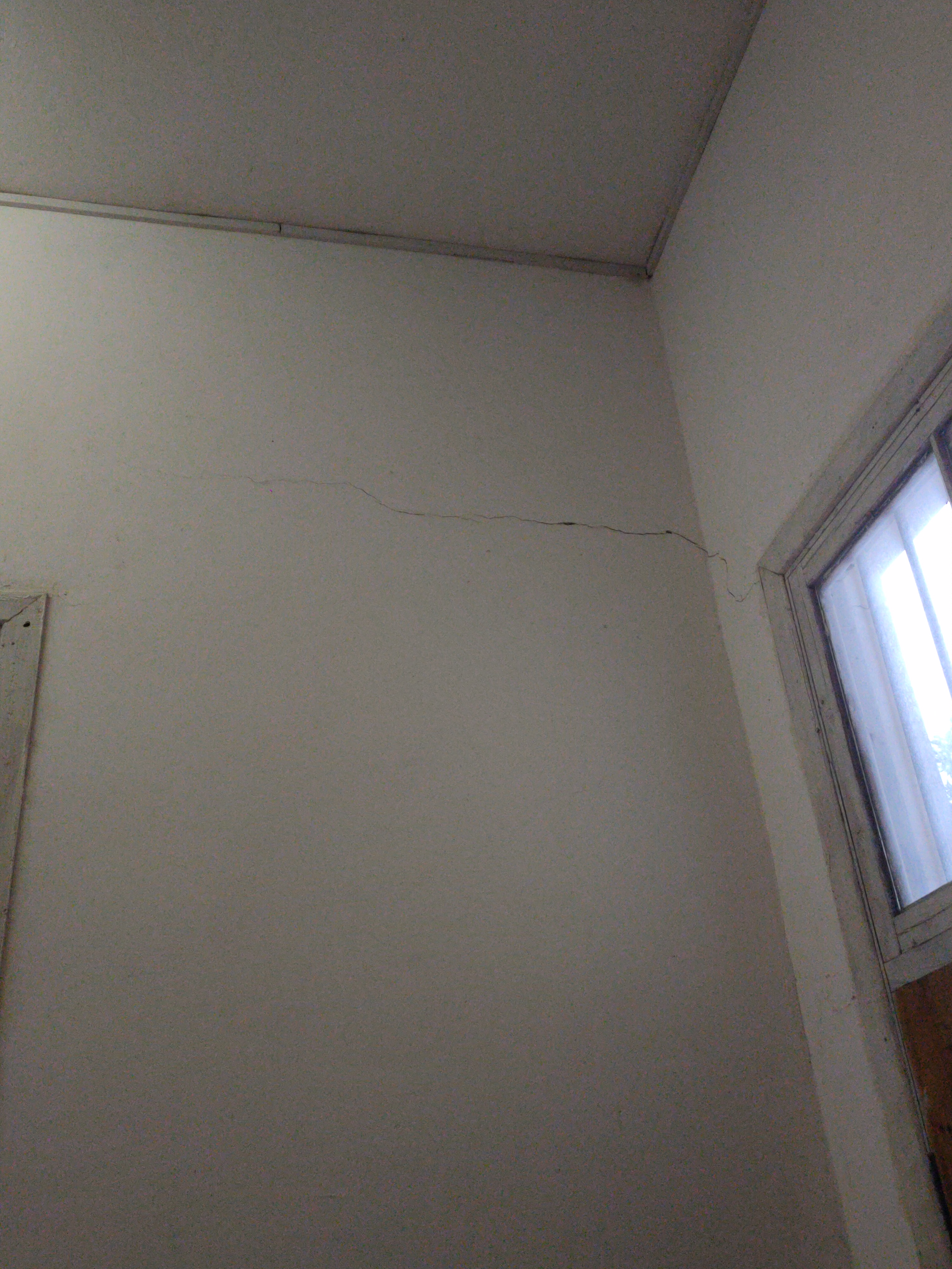 安化县乌金村凉乙溪碎石厂放炮导致村民房屋损坏