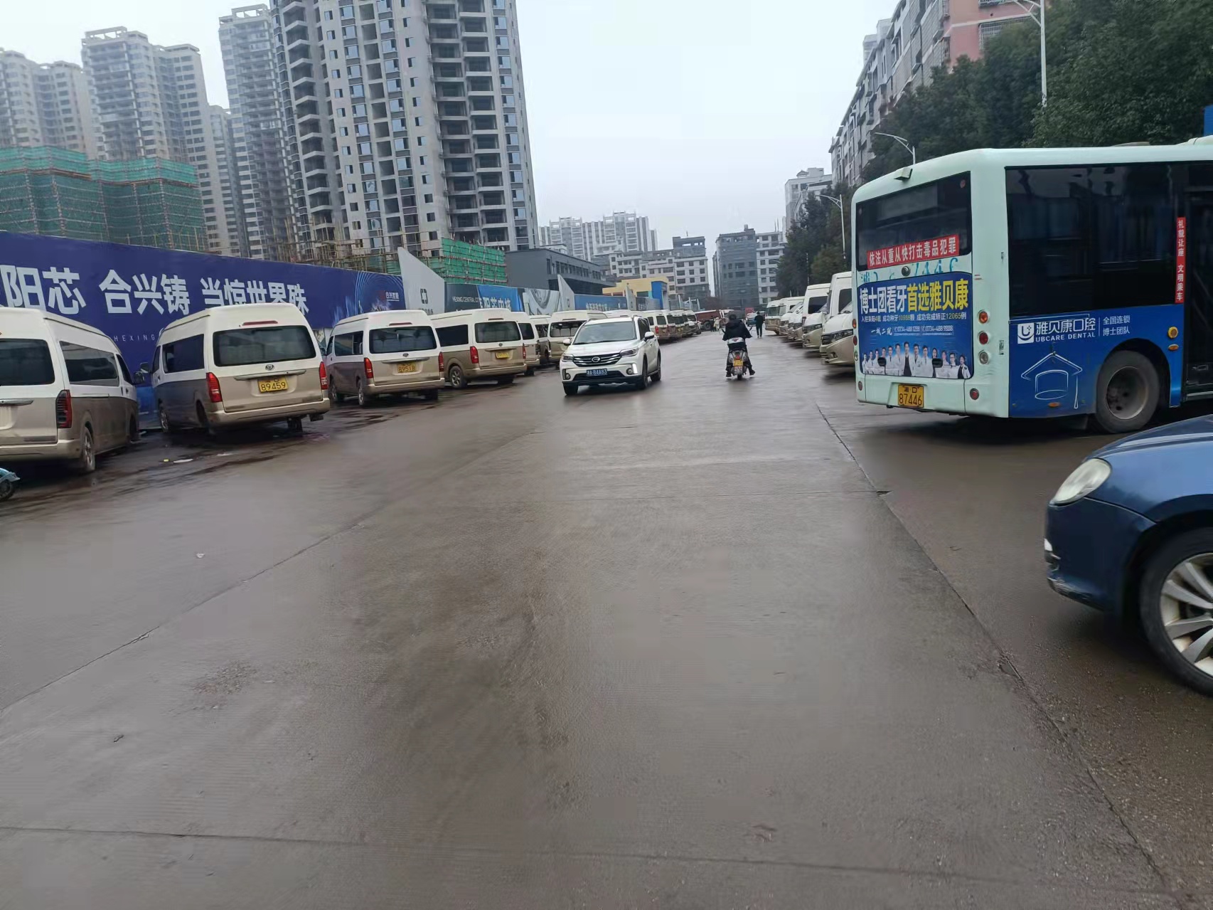 耒阳合兴中心城与腾凤新城之间的道路常年停放面包车无人管理!