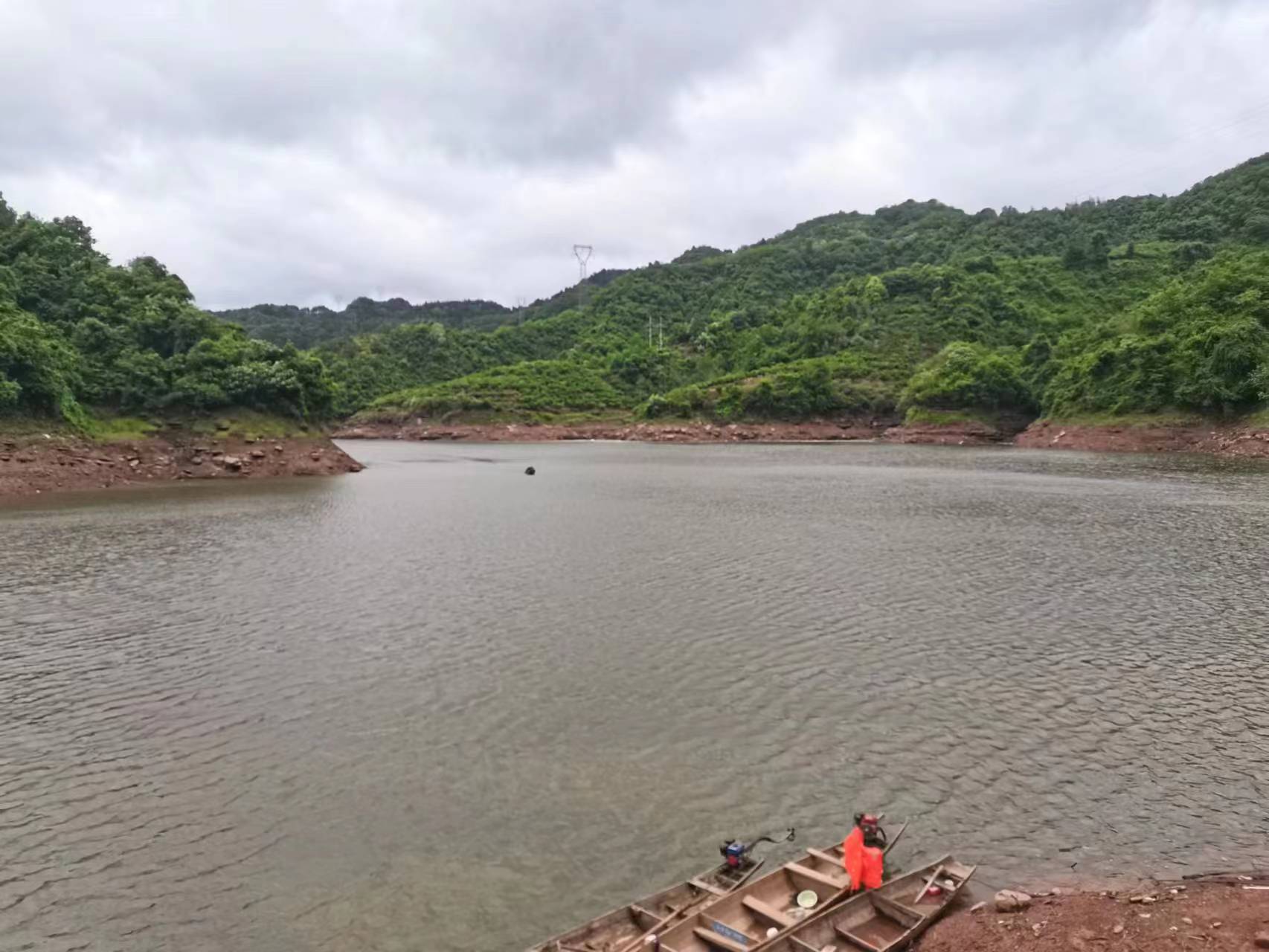 泸溪县洗溪镇能滩村第一村水库垃圾太多