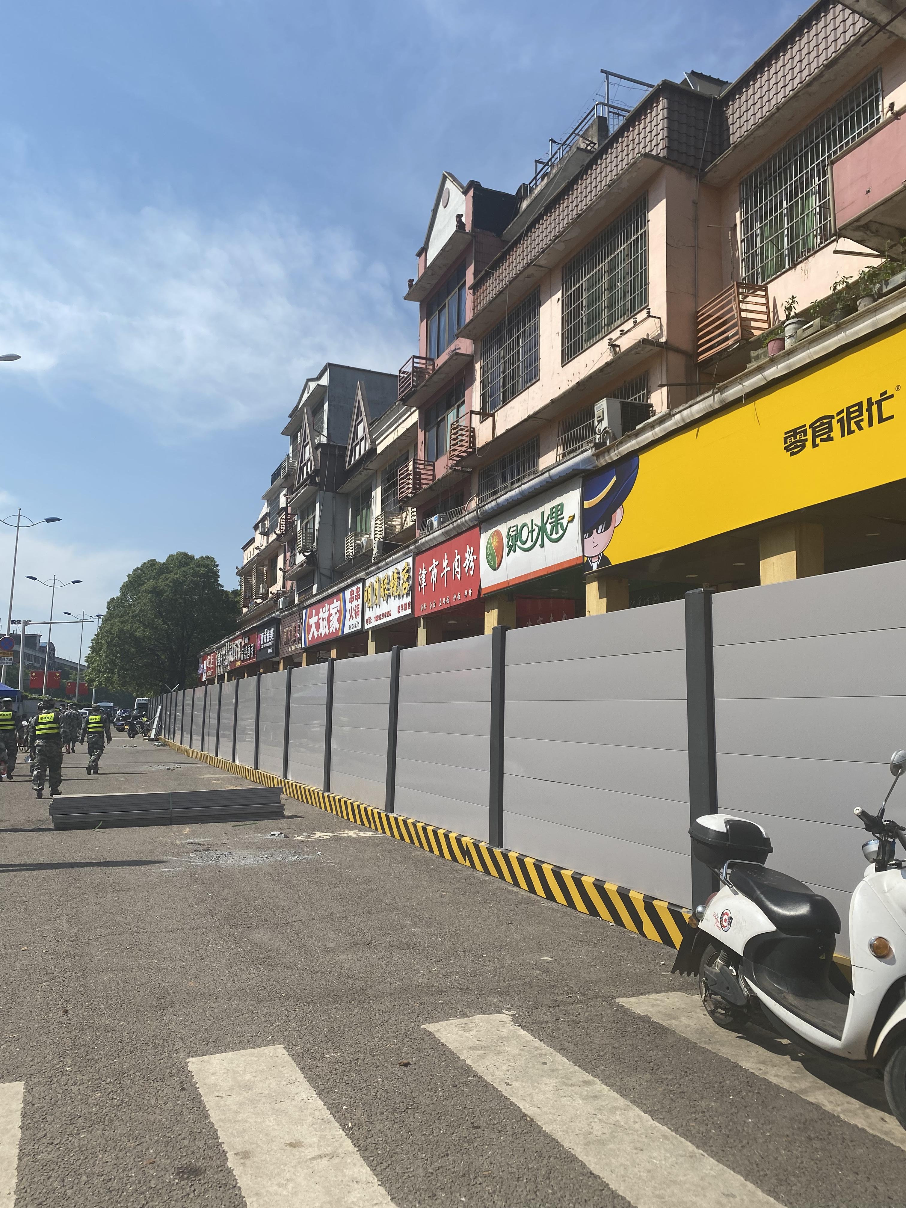 反映望城区大泽湖街道东马社区医学院前街商户的安置问题