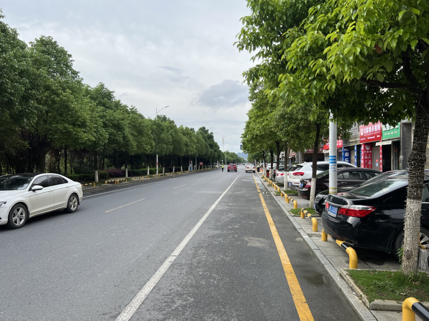 汝城县三江花苑一期门口违停现象严重