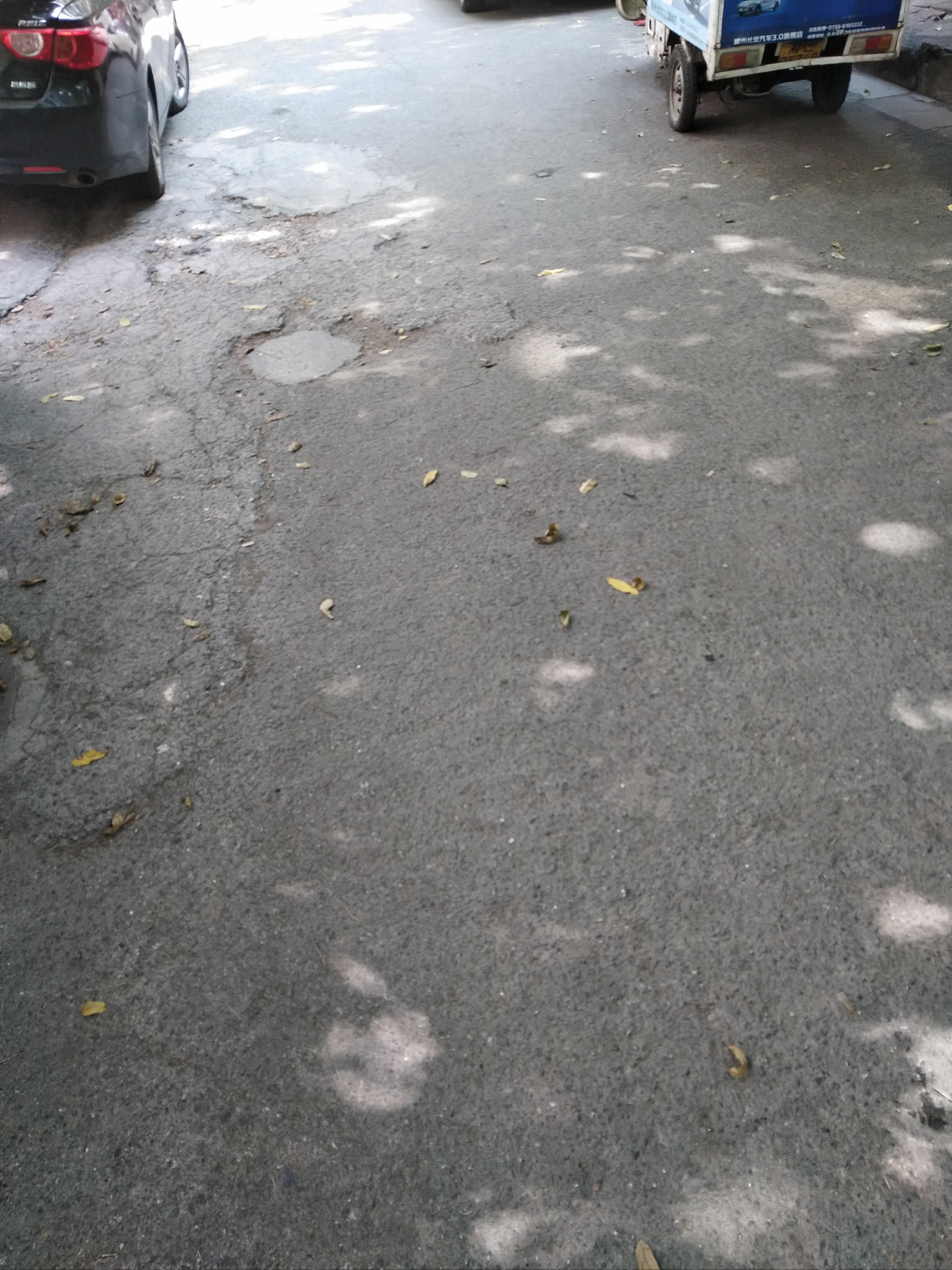 郴州市东风路东风广场路段公路常年不维修