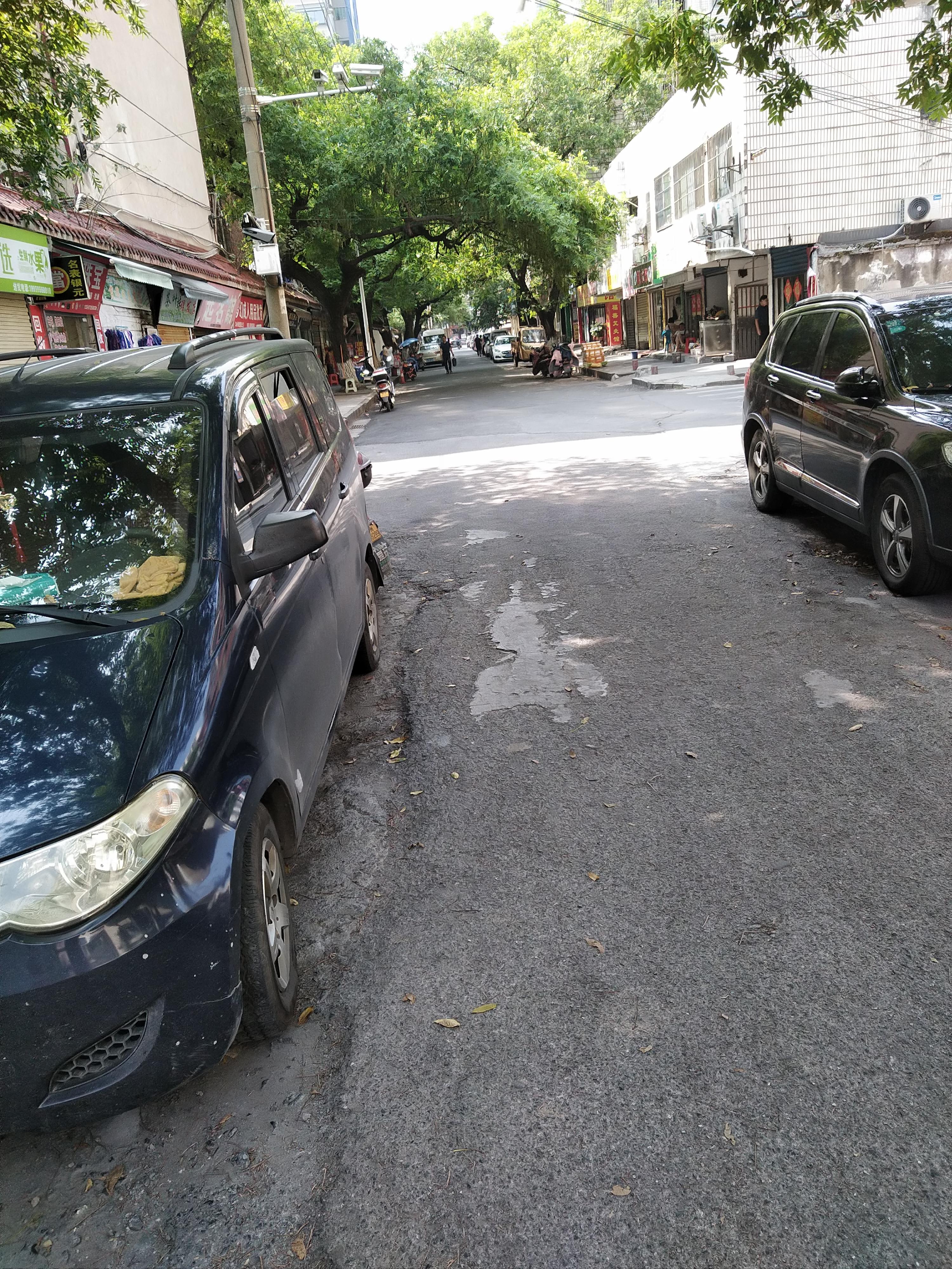 郴州市东风路东风广场路段公路常年不维修