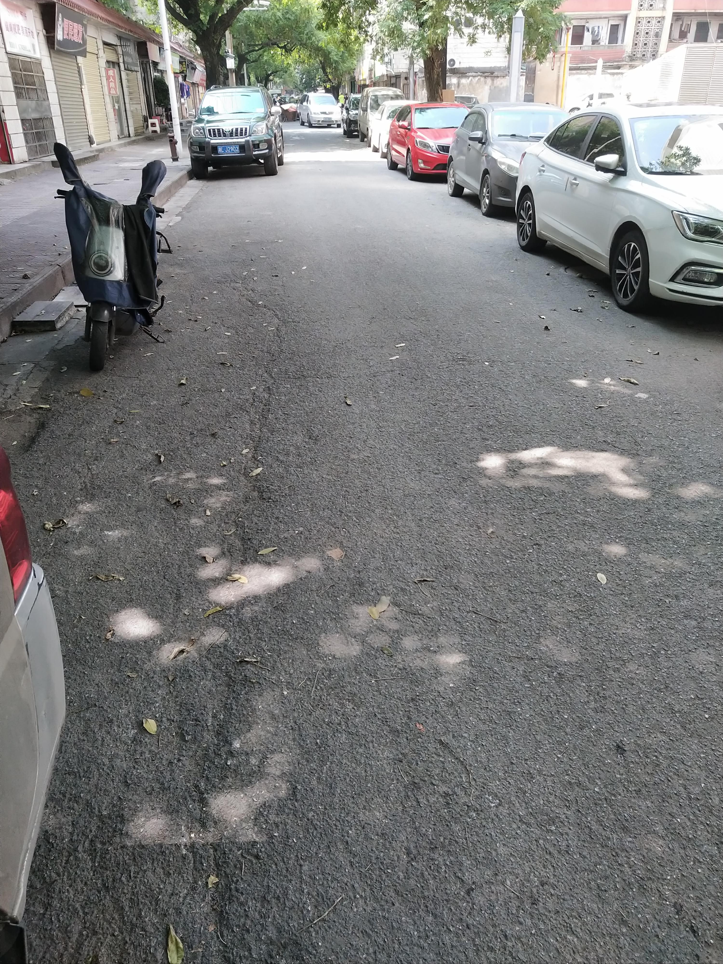 郴州市东风路东风广场路段公路常年不维修