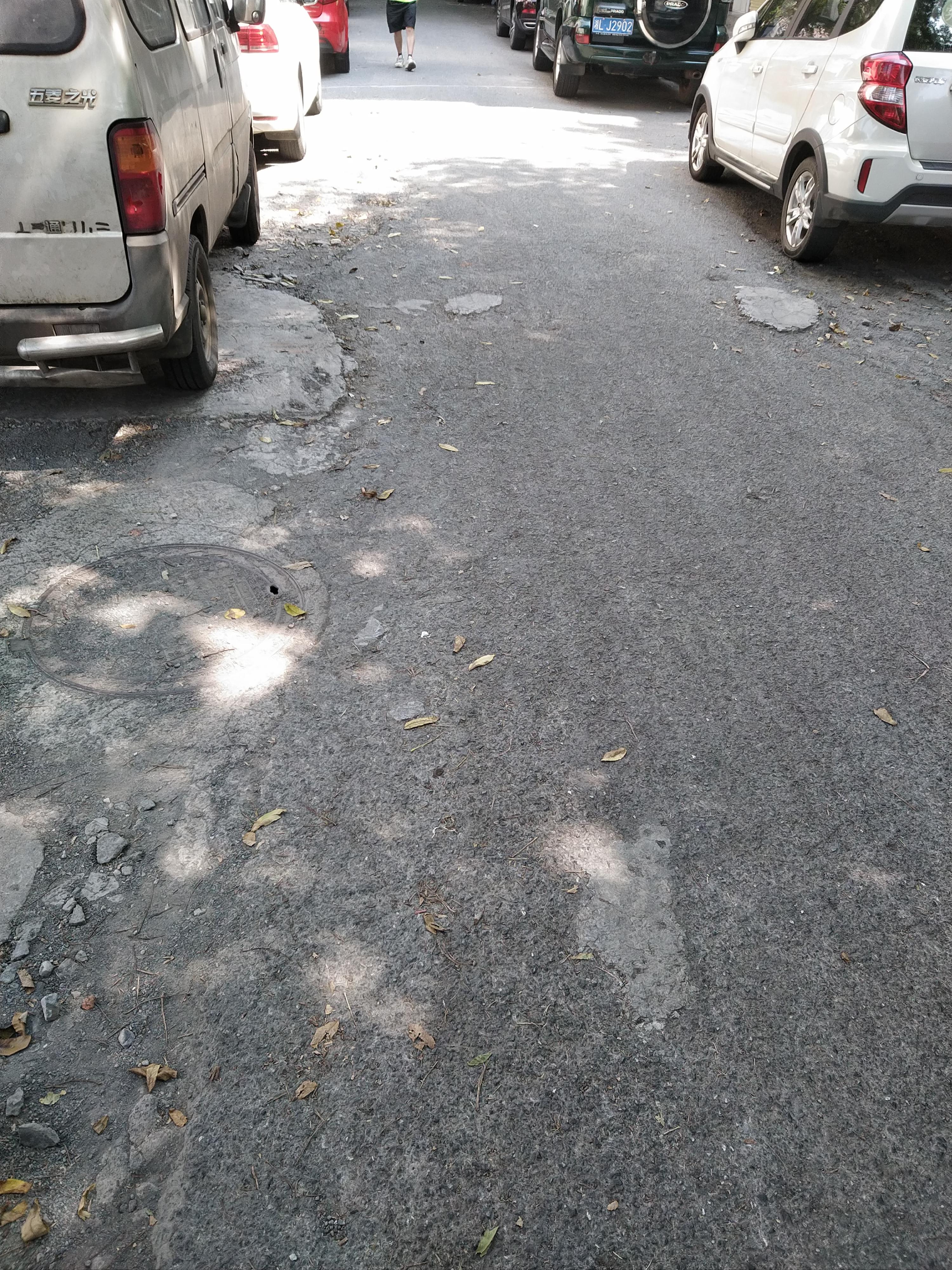 郴州市东风路东风广场路段公路常年不维修