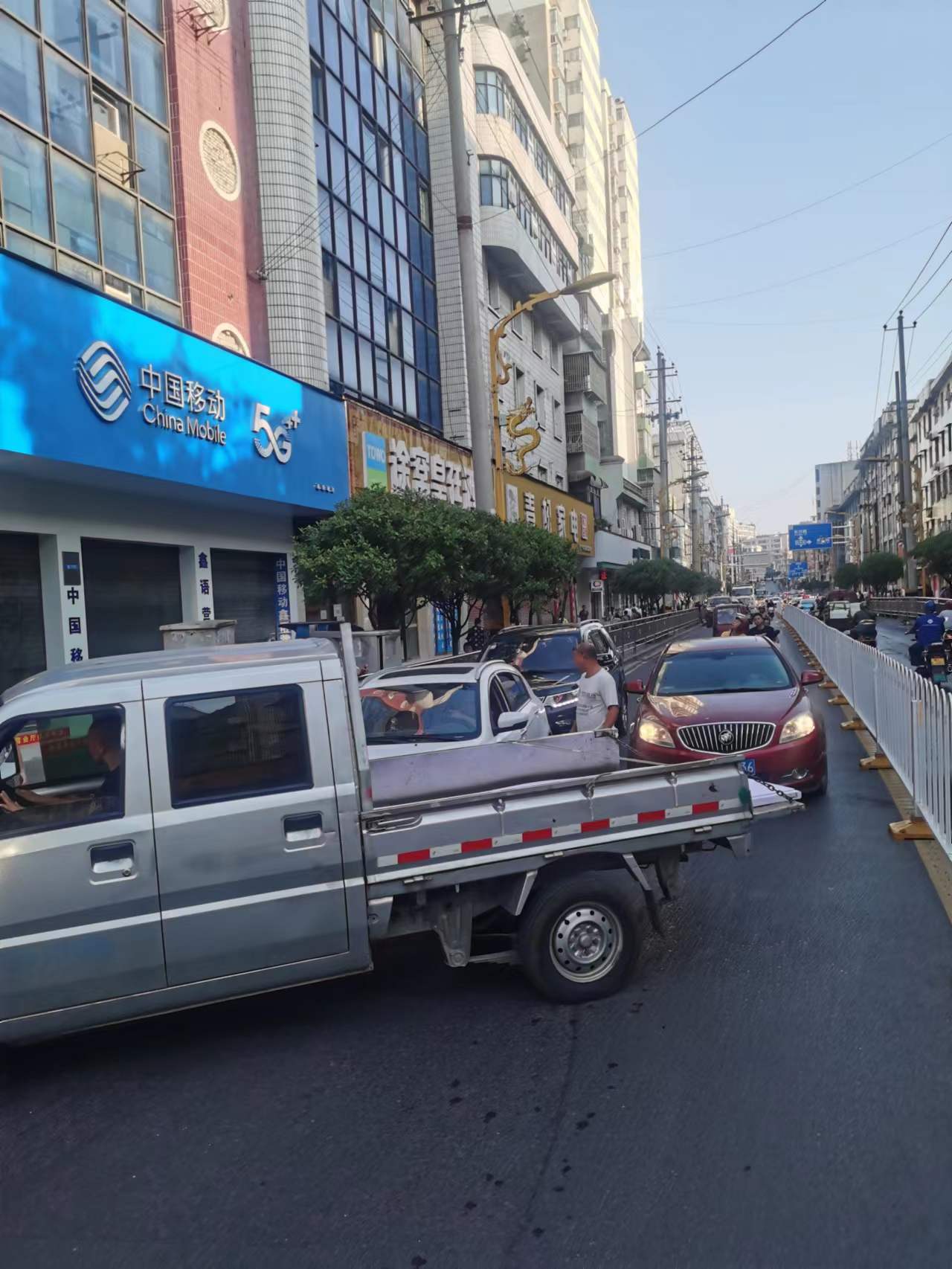 让街道更加整洁亮丽,交通畅通自如,今年8月以来,龙山县相关部门在新建