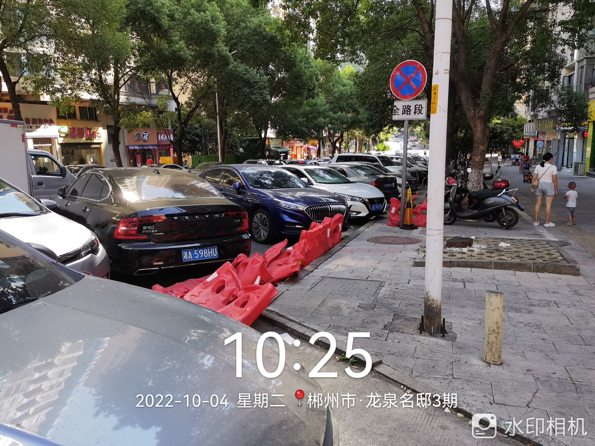 郴州市东风路延伸段违停堵路猖獗