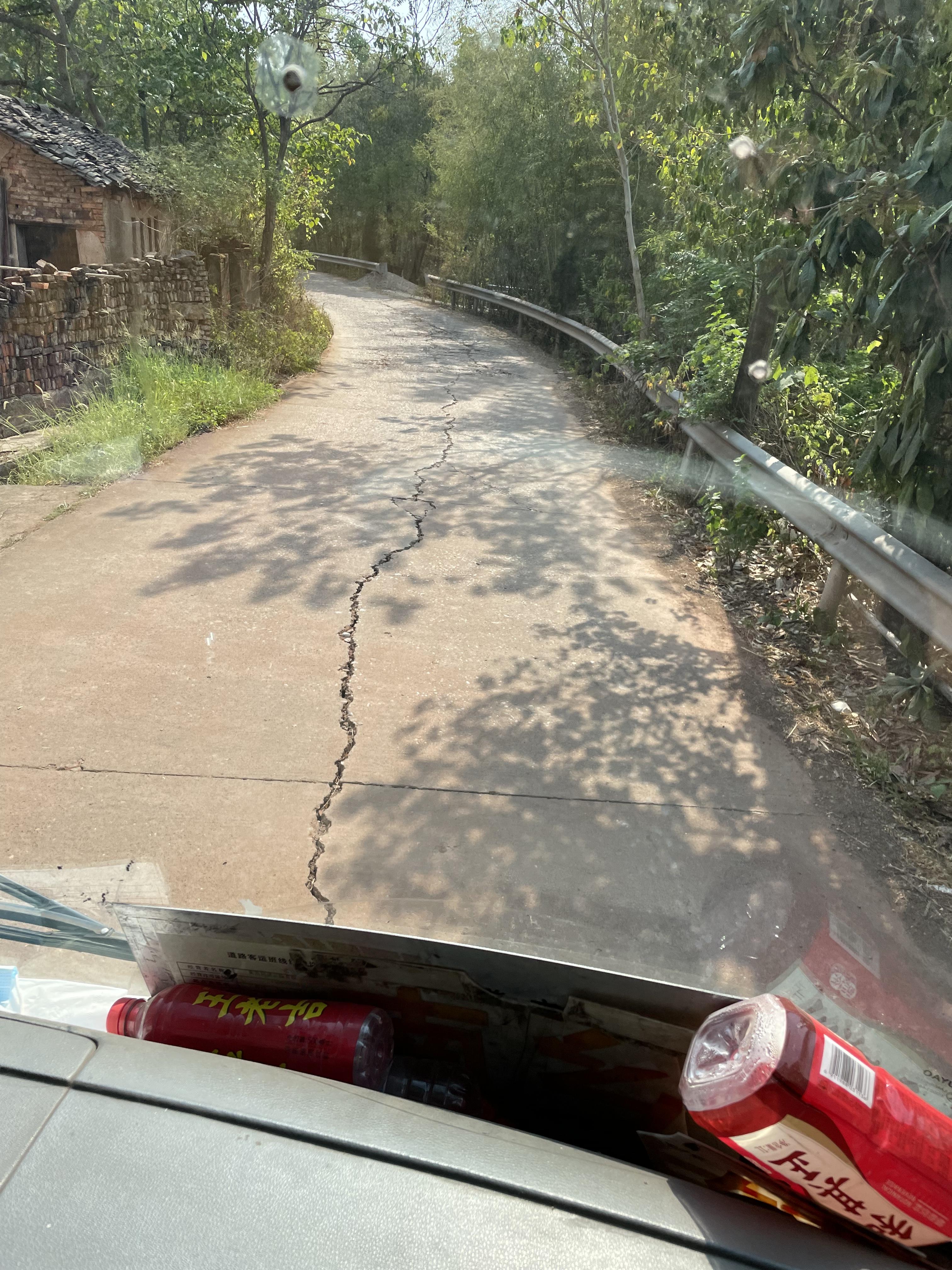 衡南县洲市乡云盘村-宝庆村-洲巩桥社区路口道路破烂不堪