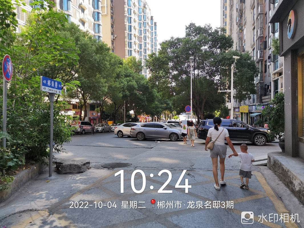 郴州市东风路延伸段违停堵路猖獗