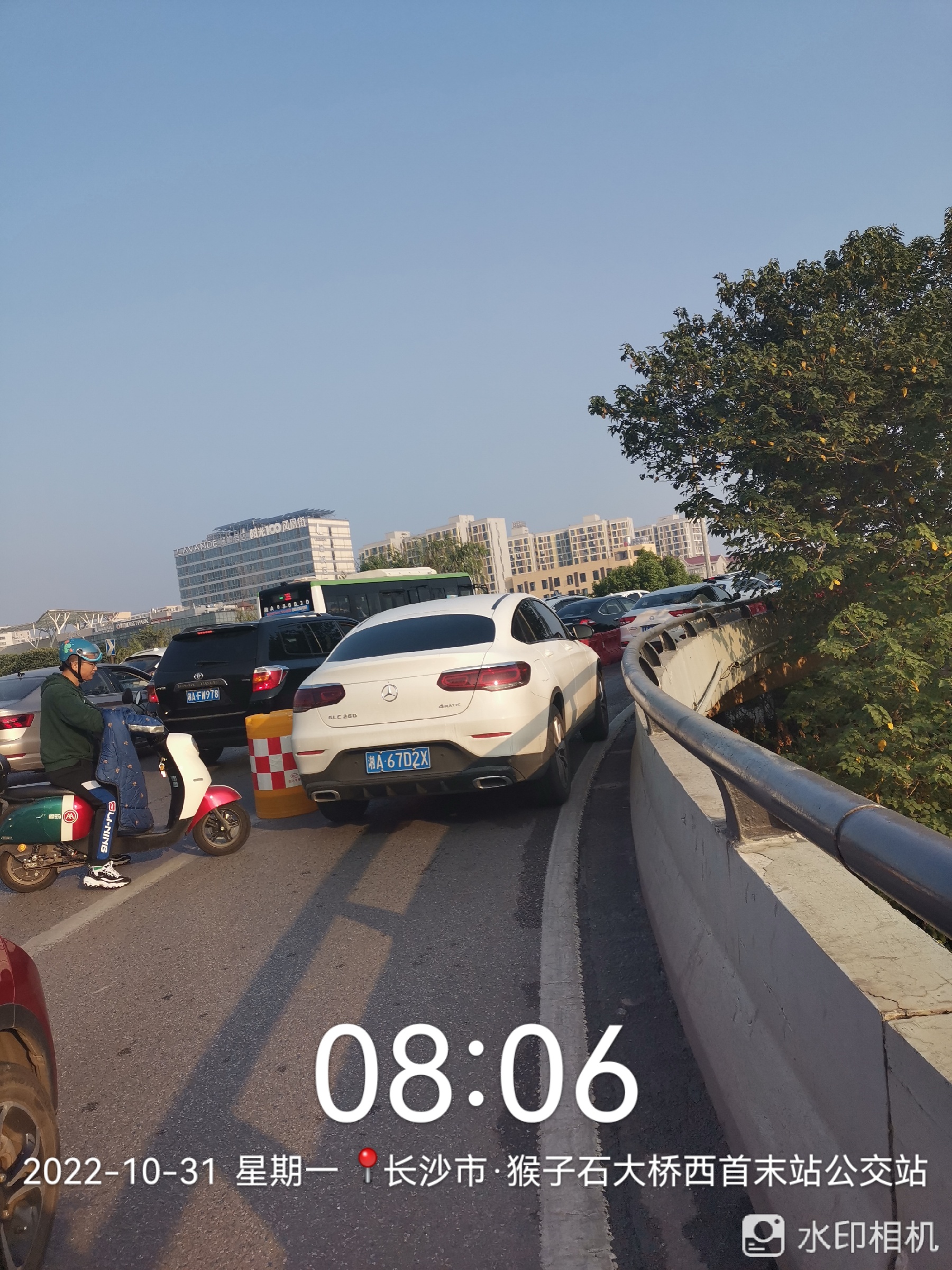 长沙猴子石大桥靠近兰亭湾畔的匝道机动车侵占非机动车道行驶