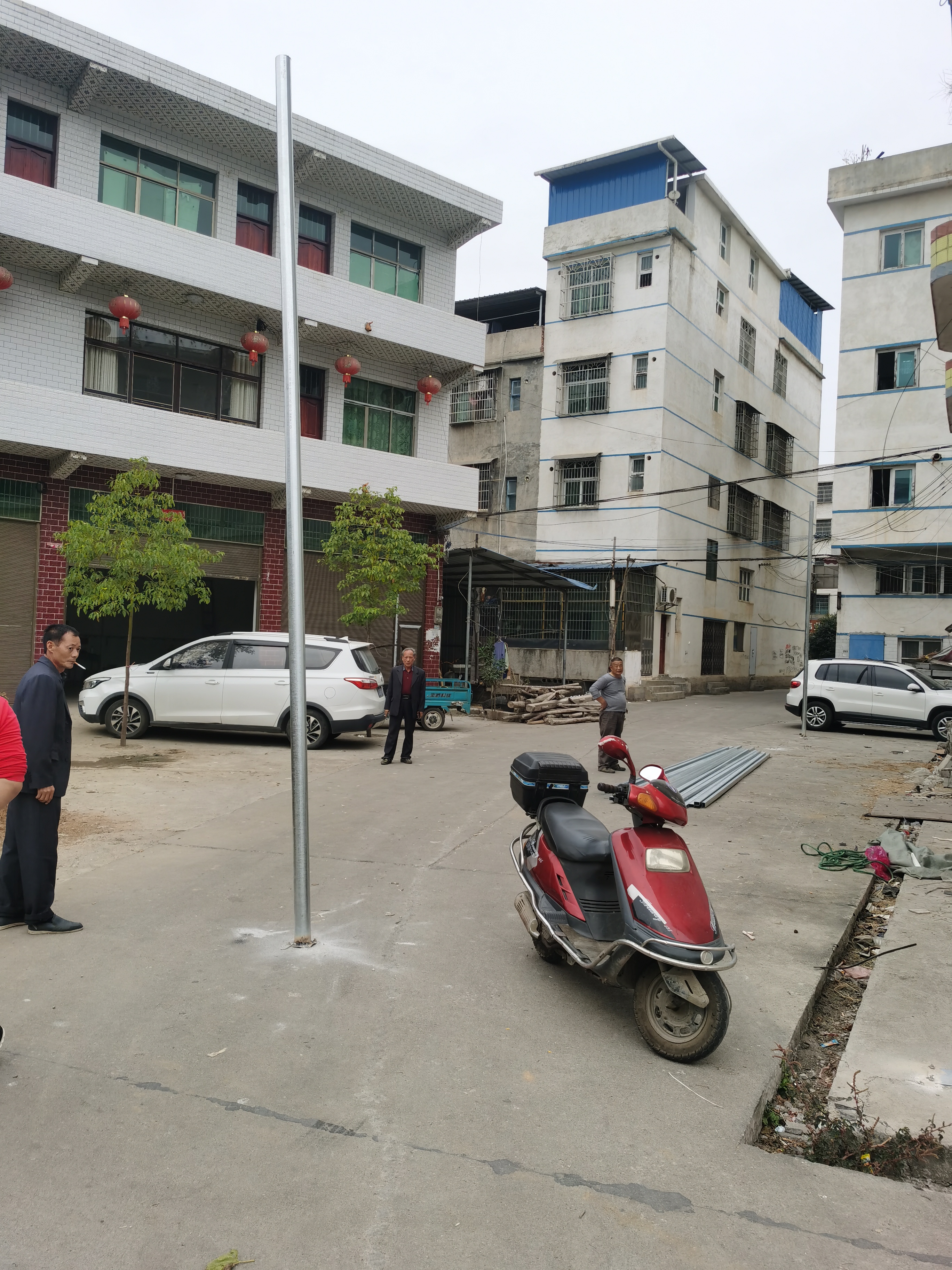 洞口县高沙镇新农村客运站旁边消防通道立铁柱,车子无法正常通行