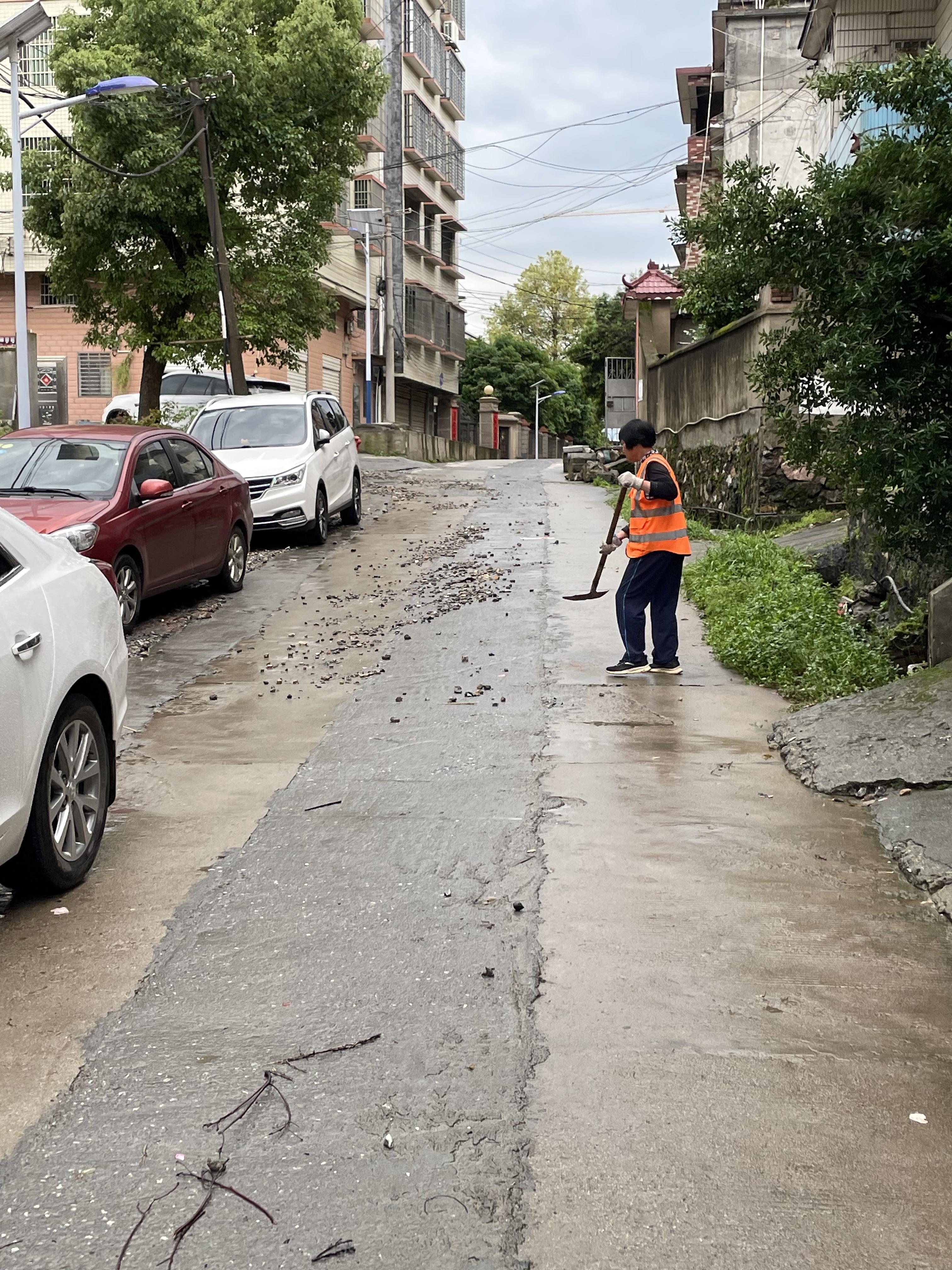 桂阳县迎宾路农校路口路面破烂不堪,居民出行不便