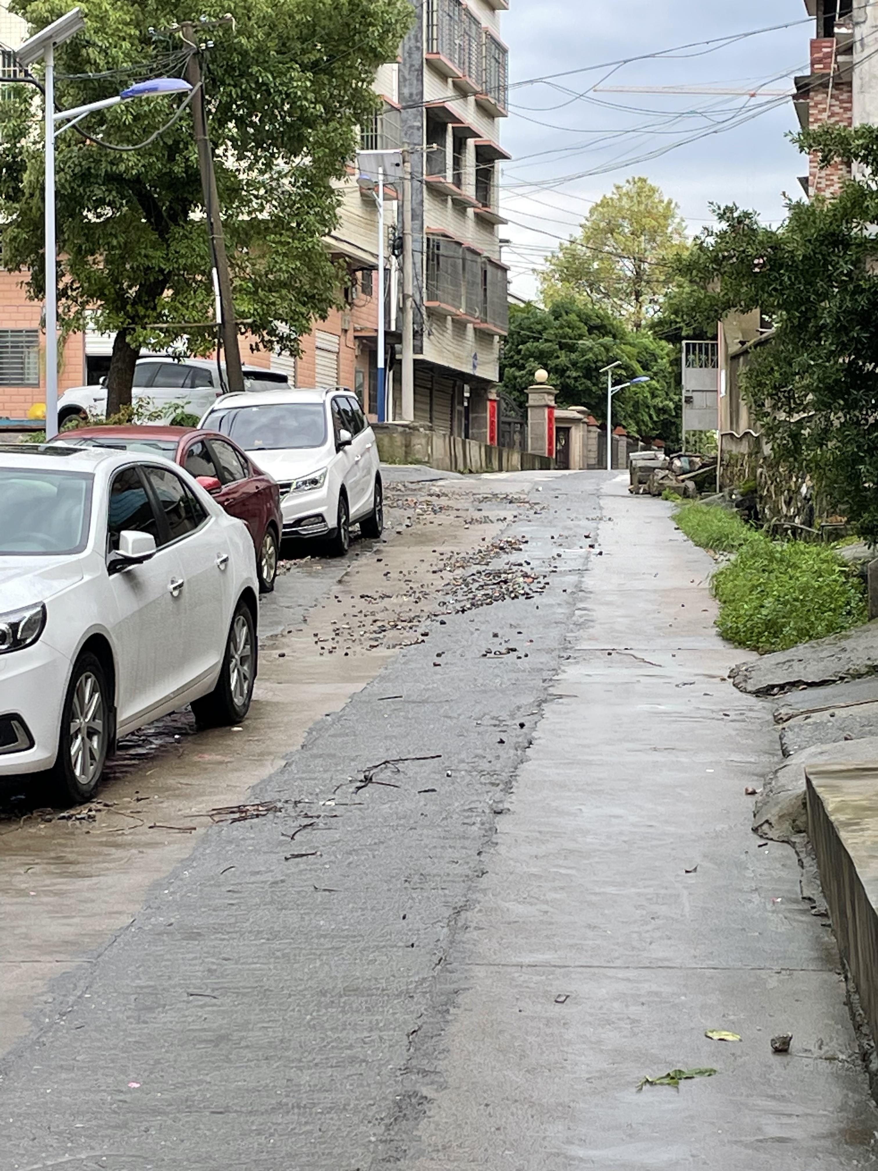 桂阳县迎宾路农校路口路面破烂不堪,居民出行不便