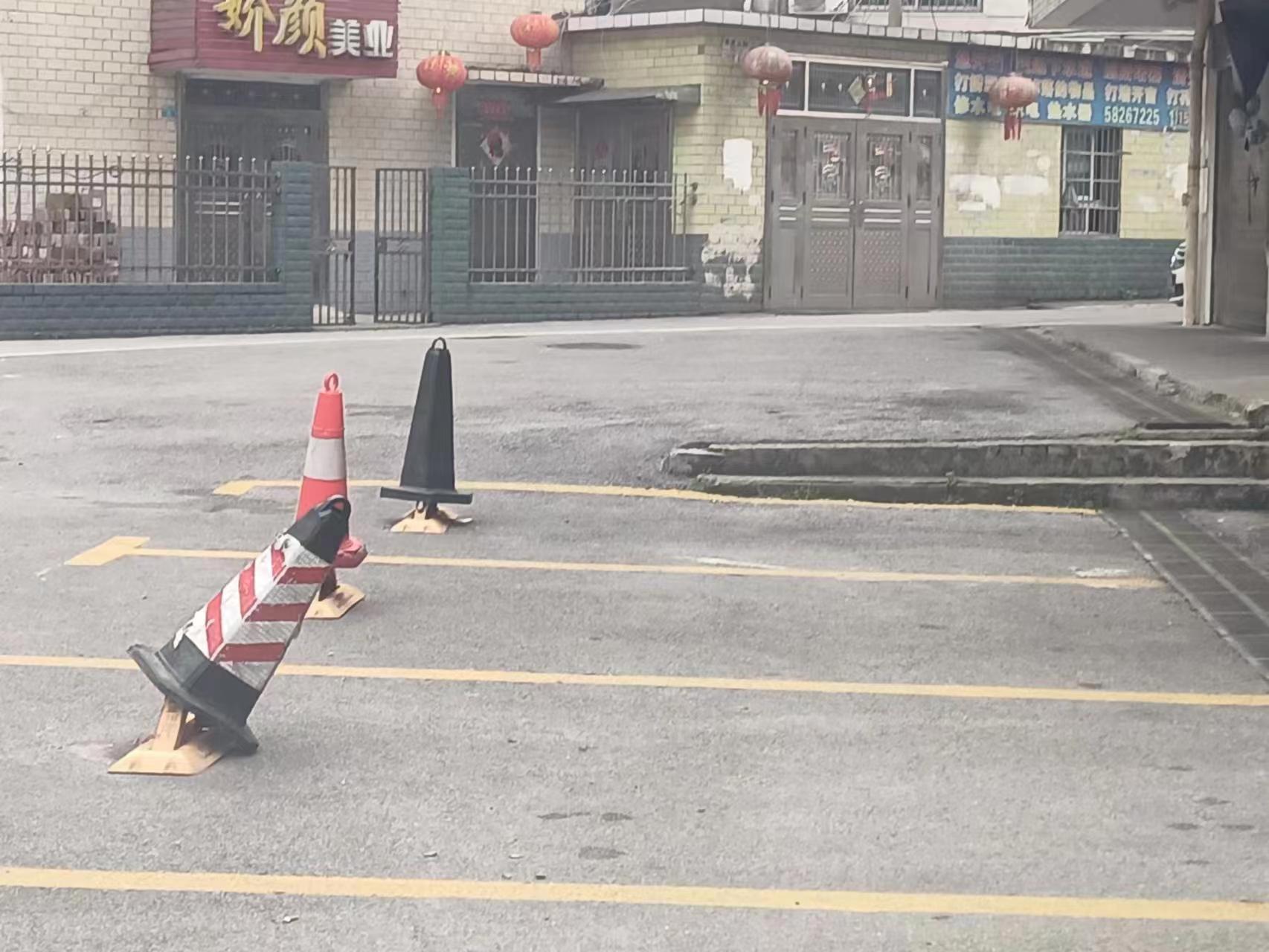 湘潭县易俗河镇酱园二路一栋居民楼前有人强占停车位 _百姓呼声_红网