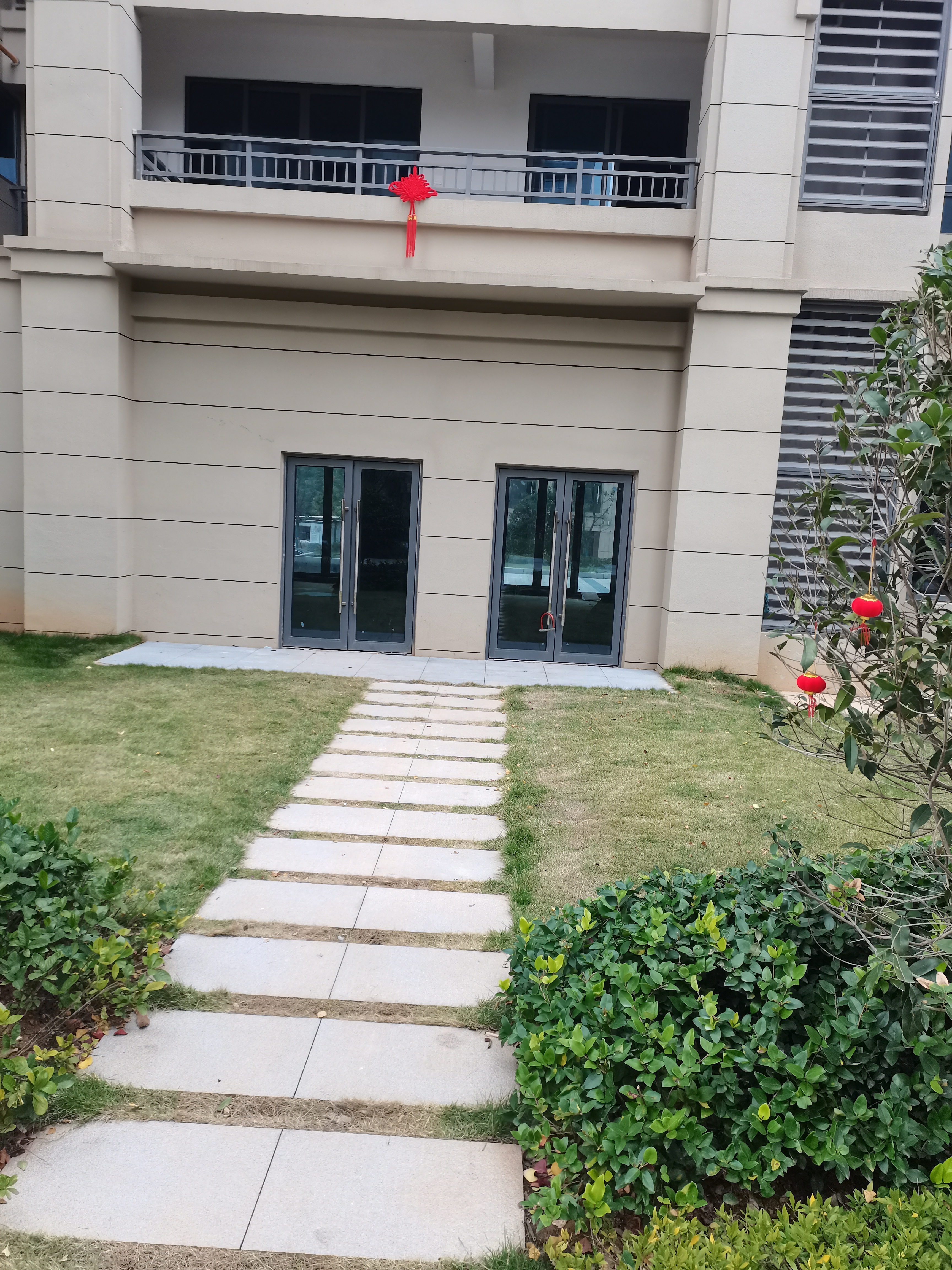 湘江新区中铁逸园四栋住宅下面商铺违规建设