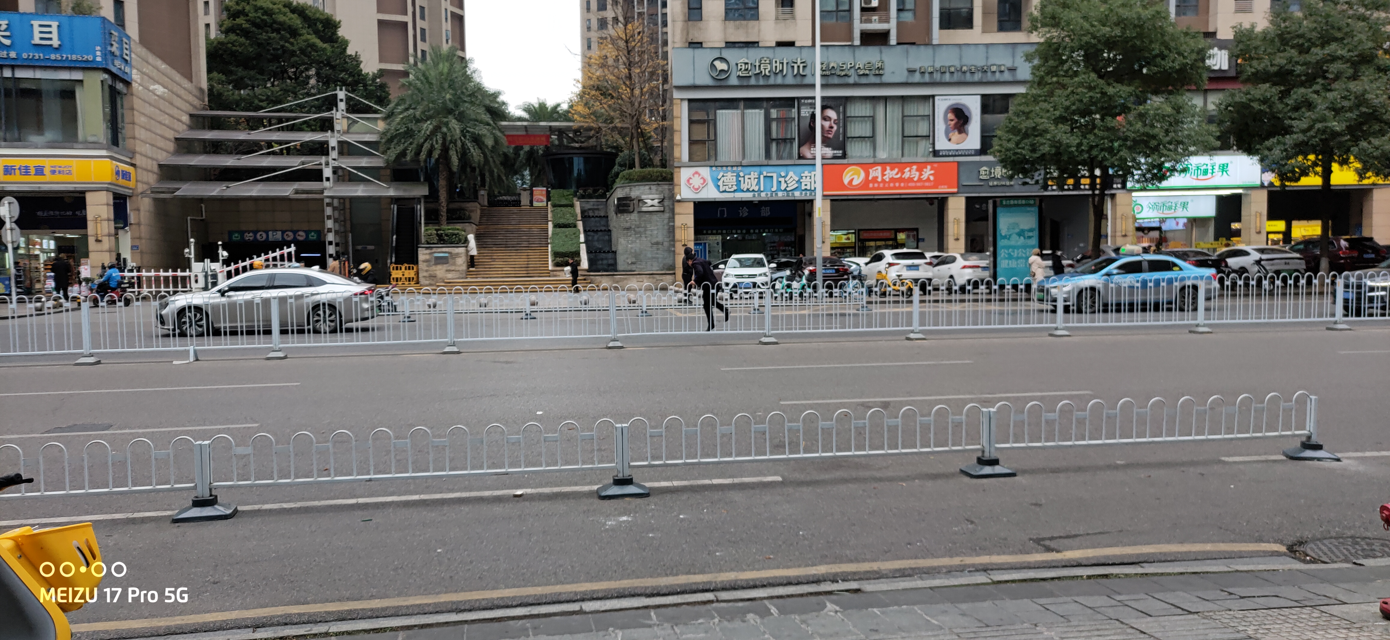 请求拆除长沙达美d6区玉兰路上面的三层栏杆