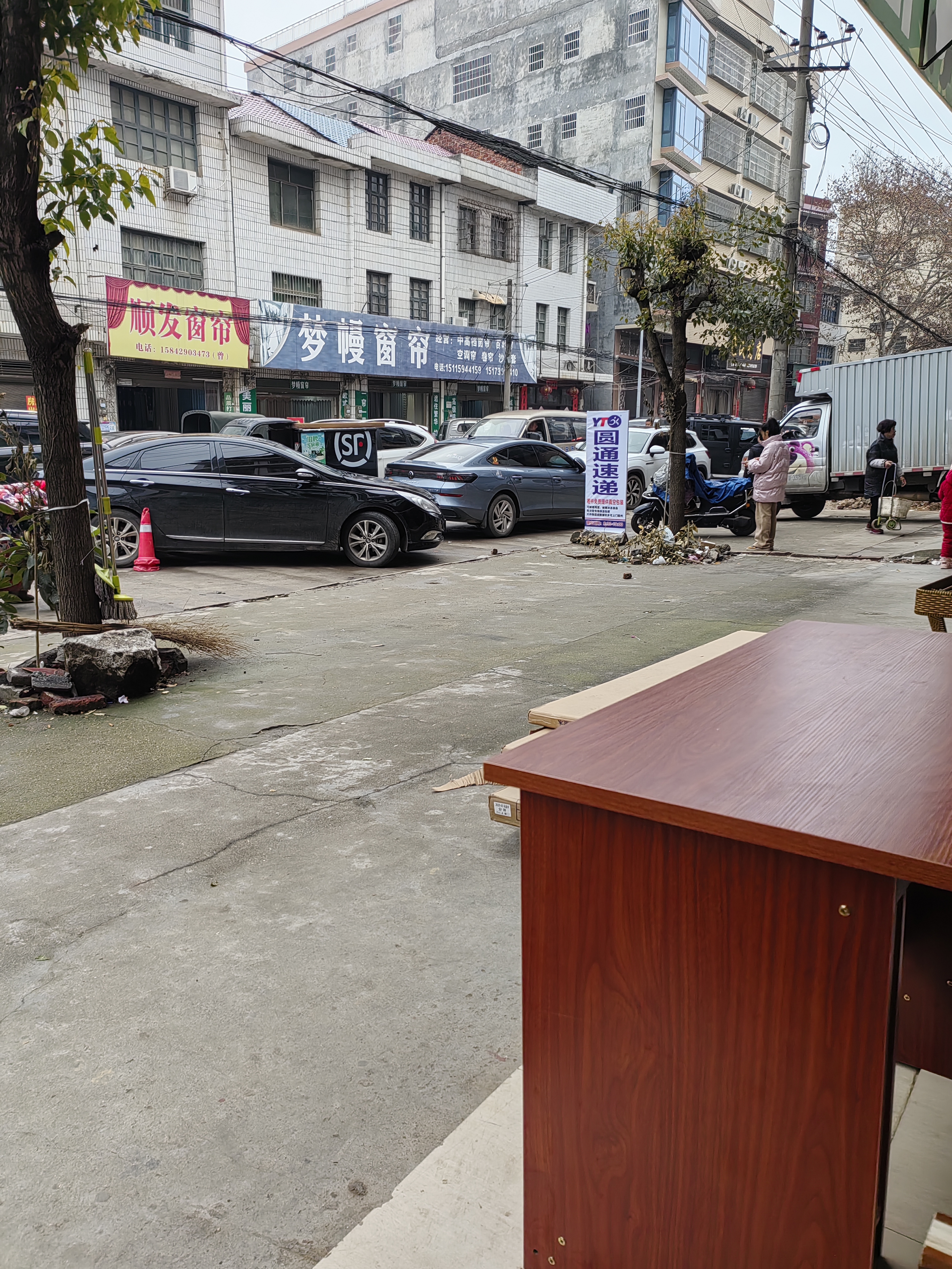 洞口县高沙镇株木山圆通快递车子乱停乱摆