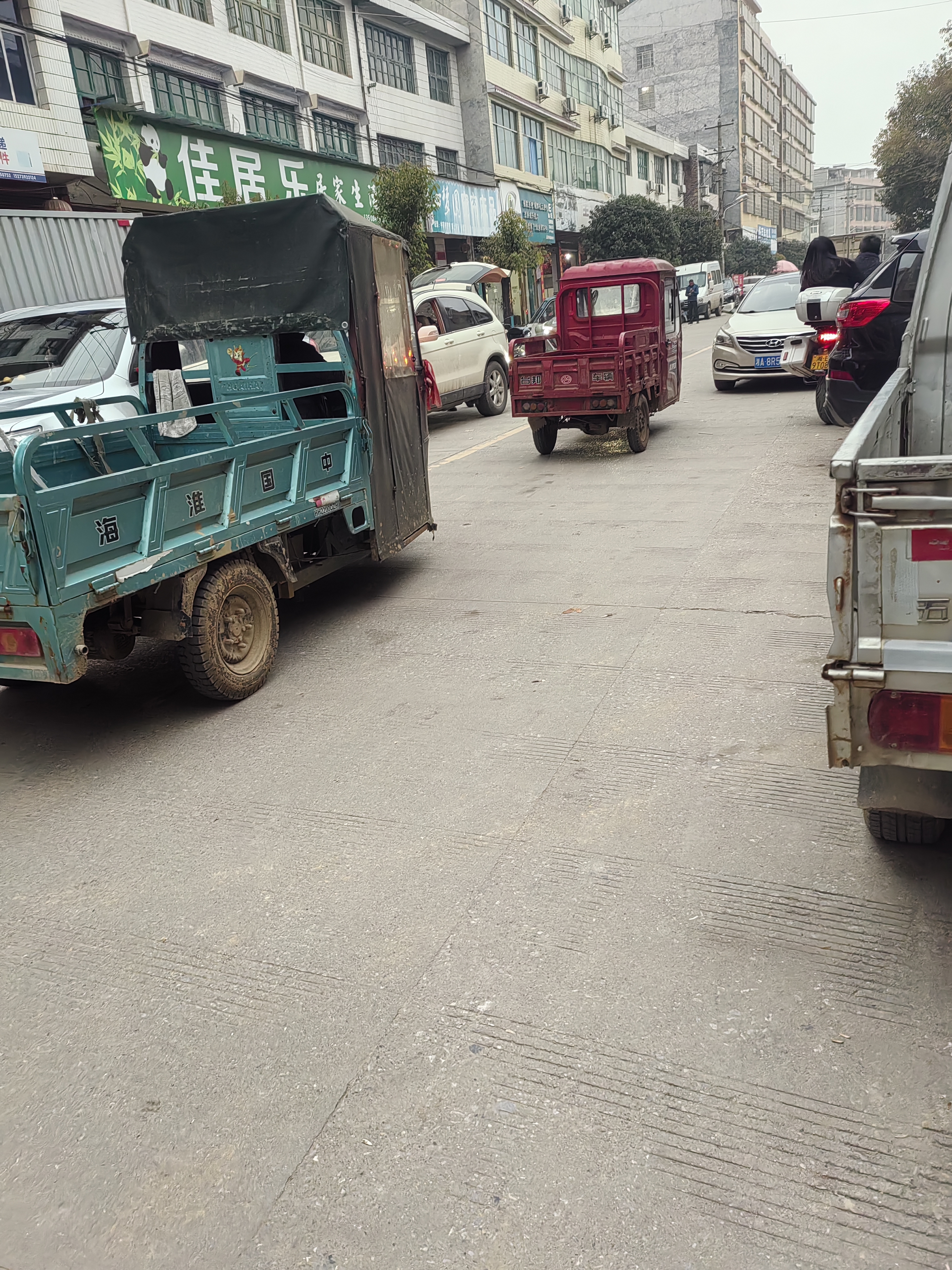 洞口县高沙镇株木山圆通快递车子乱停乱摆