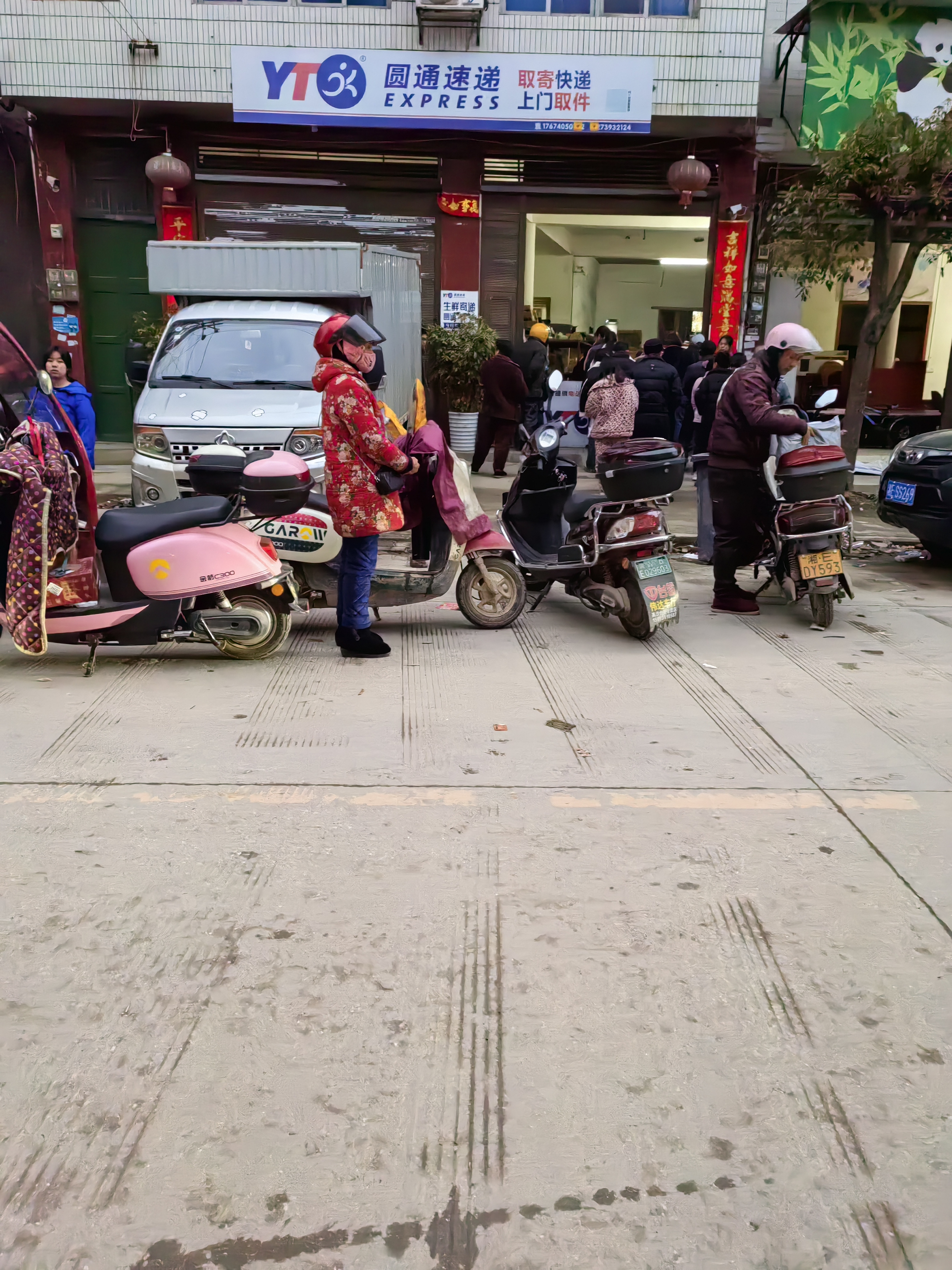 洞口县高沙镇圆通快递车流太多乱停乱摆