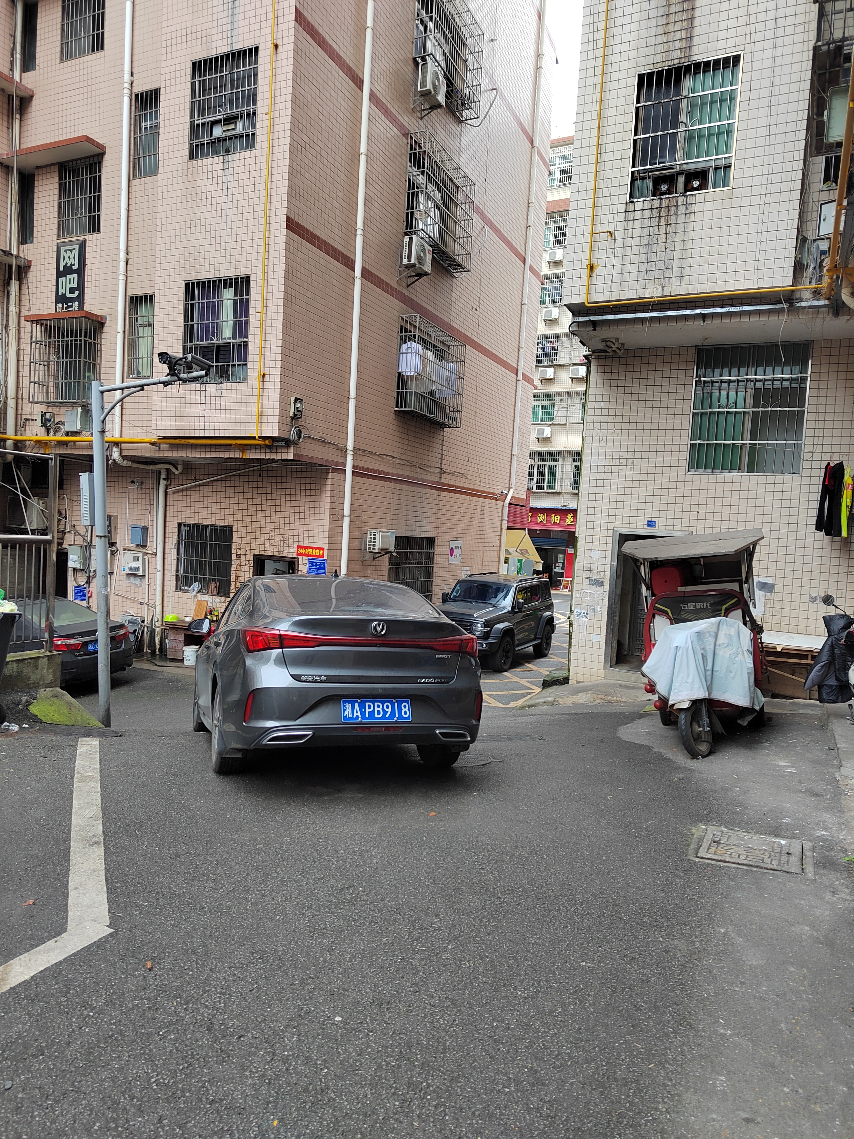 长沙县板桥小区安置区车辆出不去