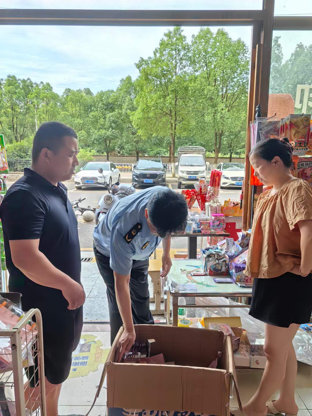 安仁县状元学府晨光文具店售卖各种卡游欺骗孩子